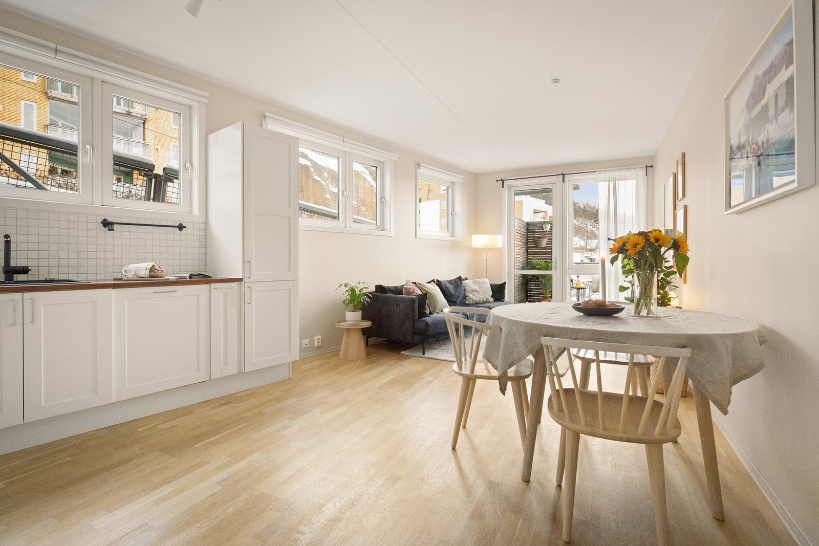 Fordelaktig lysinnslipp, da du har vinduer på to sider. I tillegg er leiligheten gjennomgående. Galleribilde