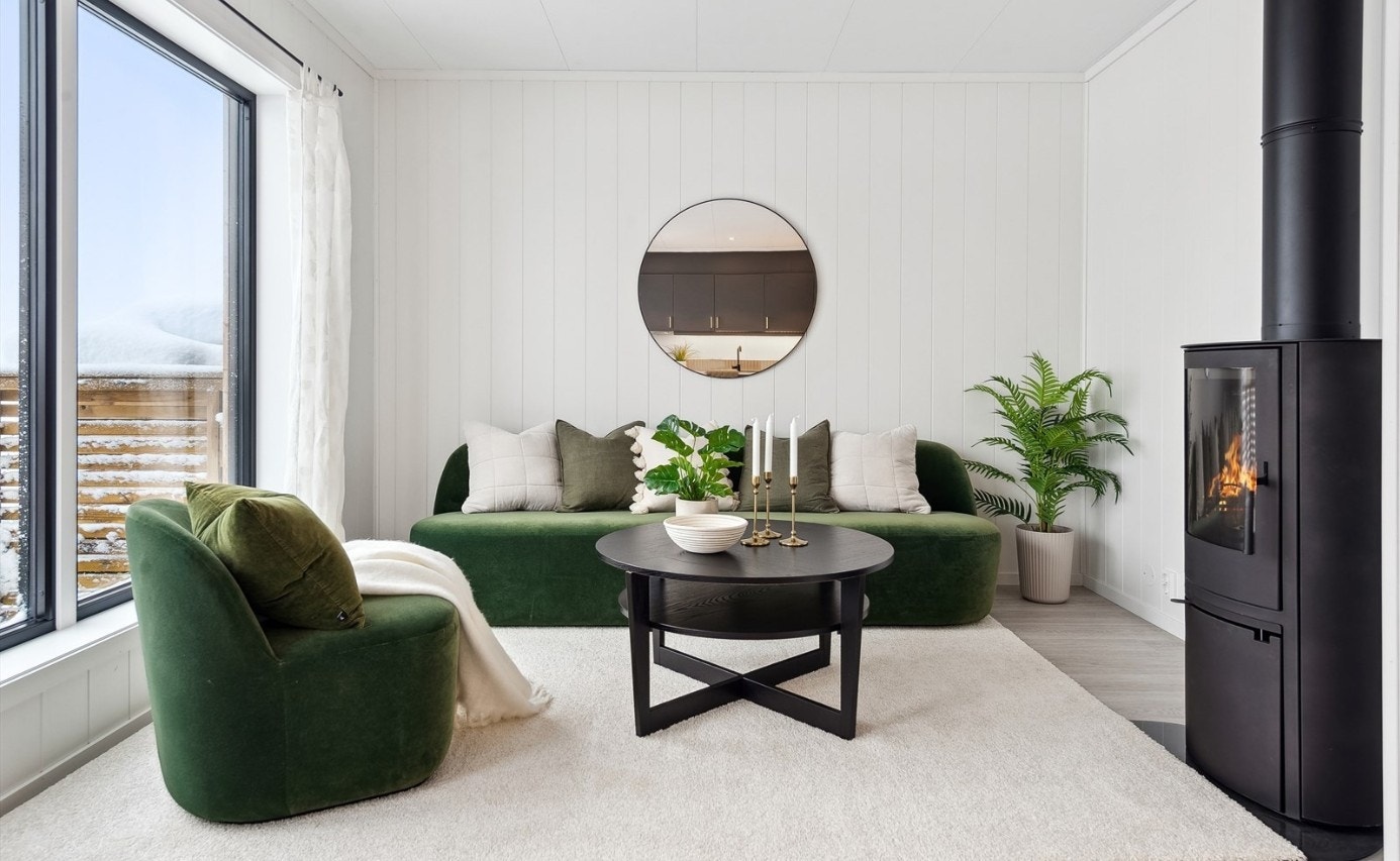 Lys og innbydende stue med vedovn og godt lysinnslipp. Galleribilde