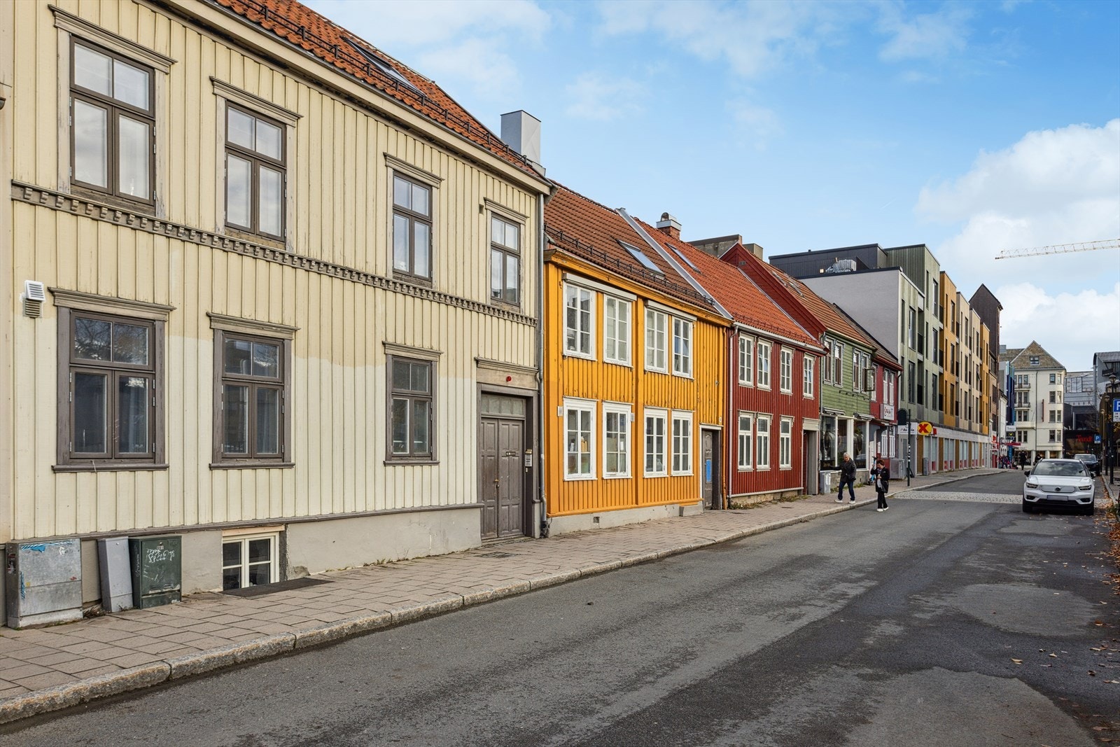 Bygningen ligger i en gate med variert arkitektur, nær servicefasiliteter og offentlig transport. Galleribilde