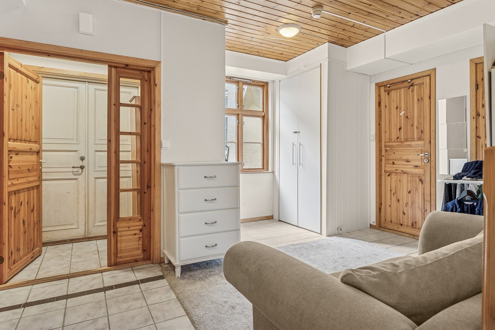 Vinduer i entréen slipper inn naturlig lys, og rommet har plass til oppbevaringsmøbler. Galleribilde