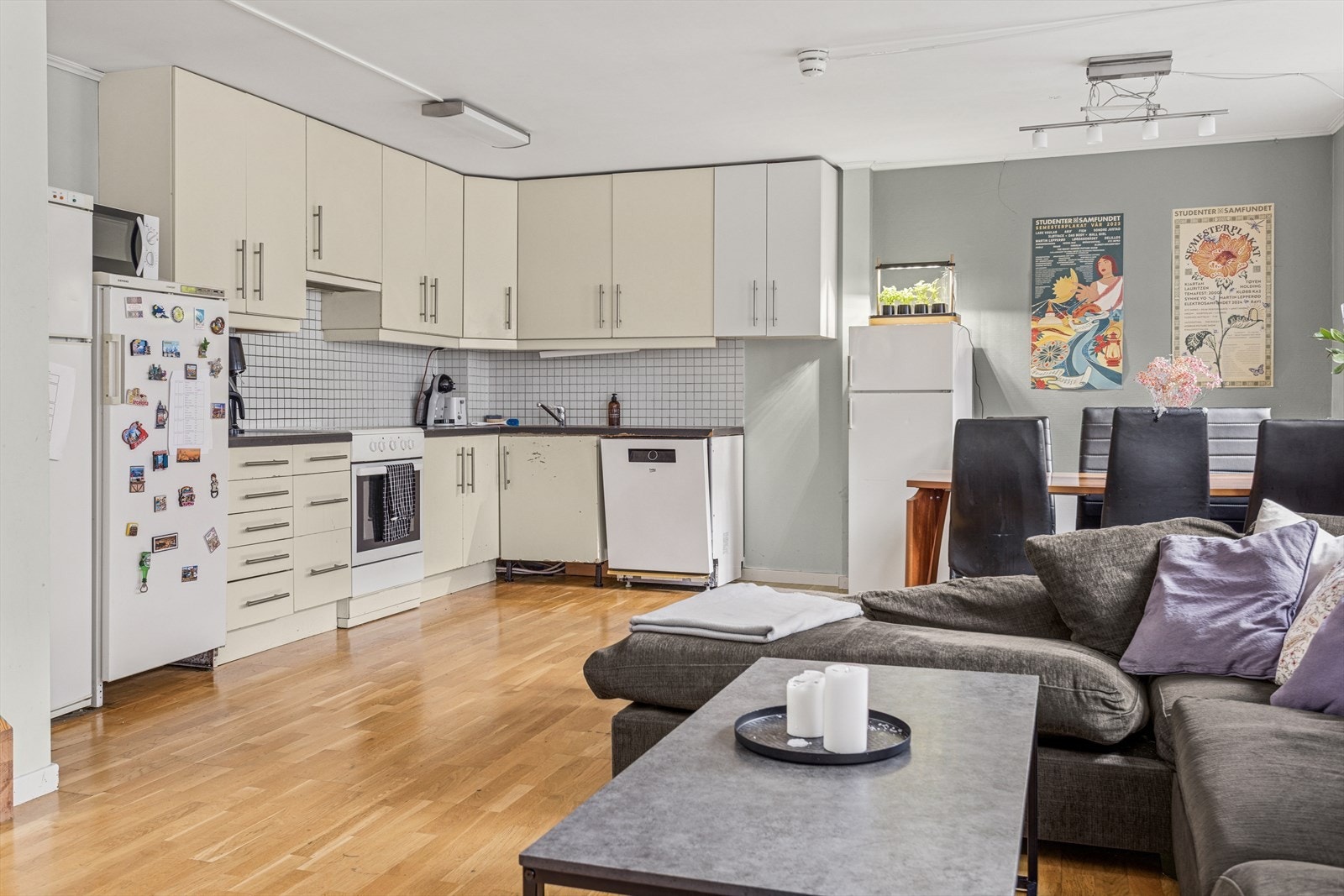 Kjøkkeninnredning med lyse fronter og integrerte hvitevarer gir en praktisk arbeidsflate. Galleribilde