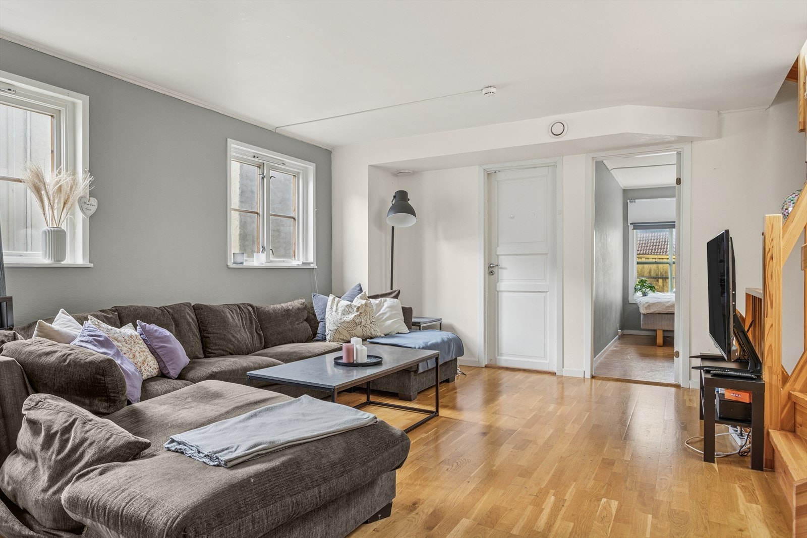 Parkettgulv strekker seg gjennom stuen, og gir en varm og innbydende følelse. Galleribilde