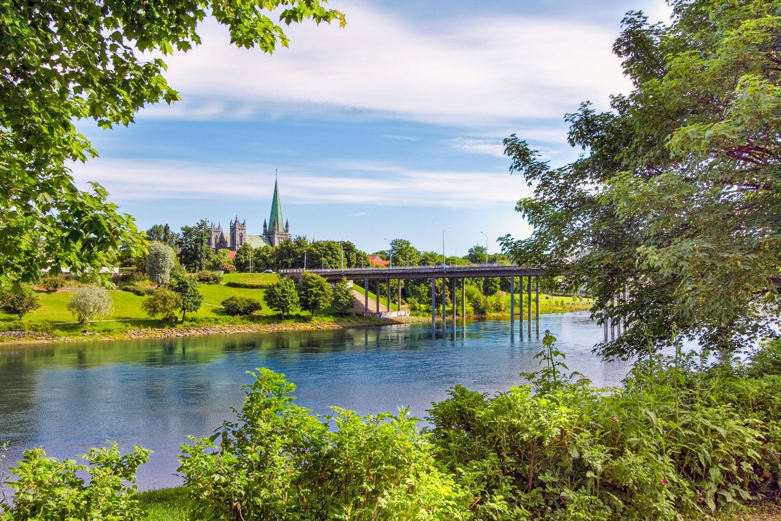 Nidelven, Elgeseter bru og Nidarosdomen ligger i nærheten. Galleribilde