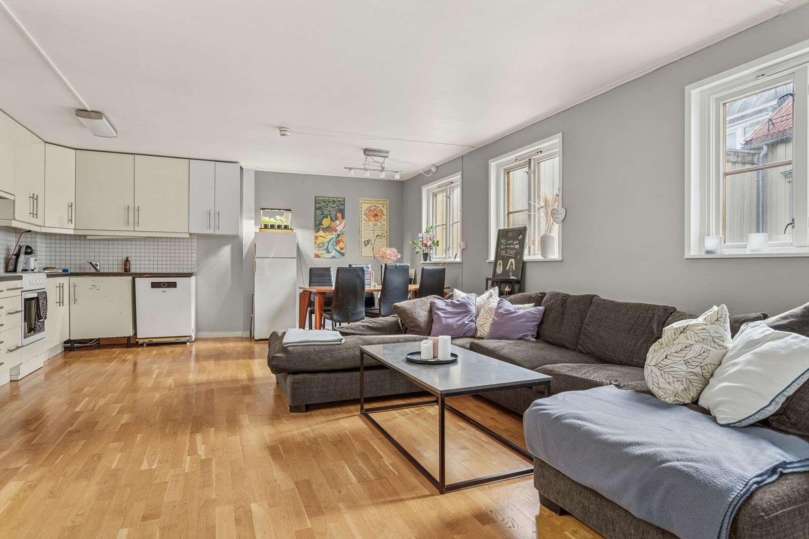 Åpen stue- og kjøkkenløsning gir rom for sosialt samvær og enkel tilgang til spisebord. Galleribilde