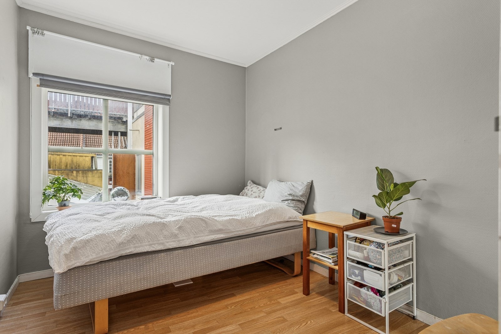 Parkettgulv og malte vegger gir et enkelt vedlikeholdt soverom. Galleribilde