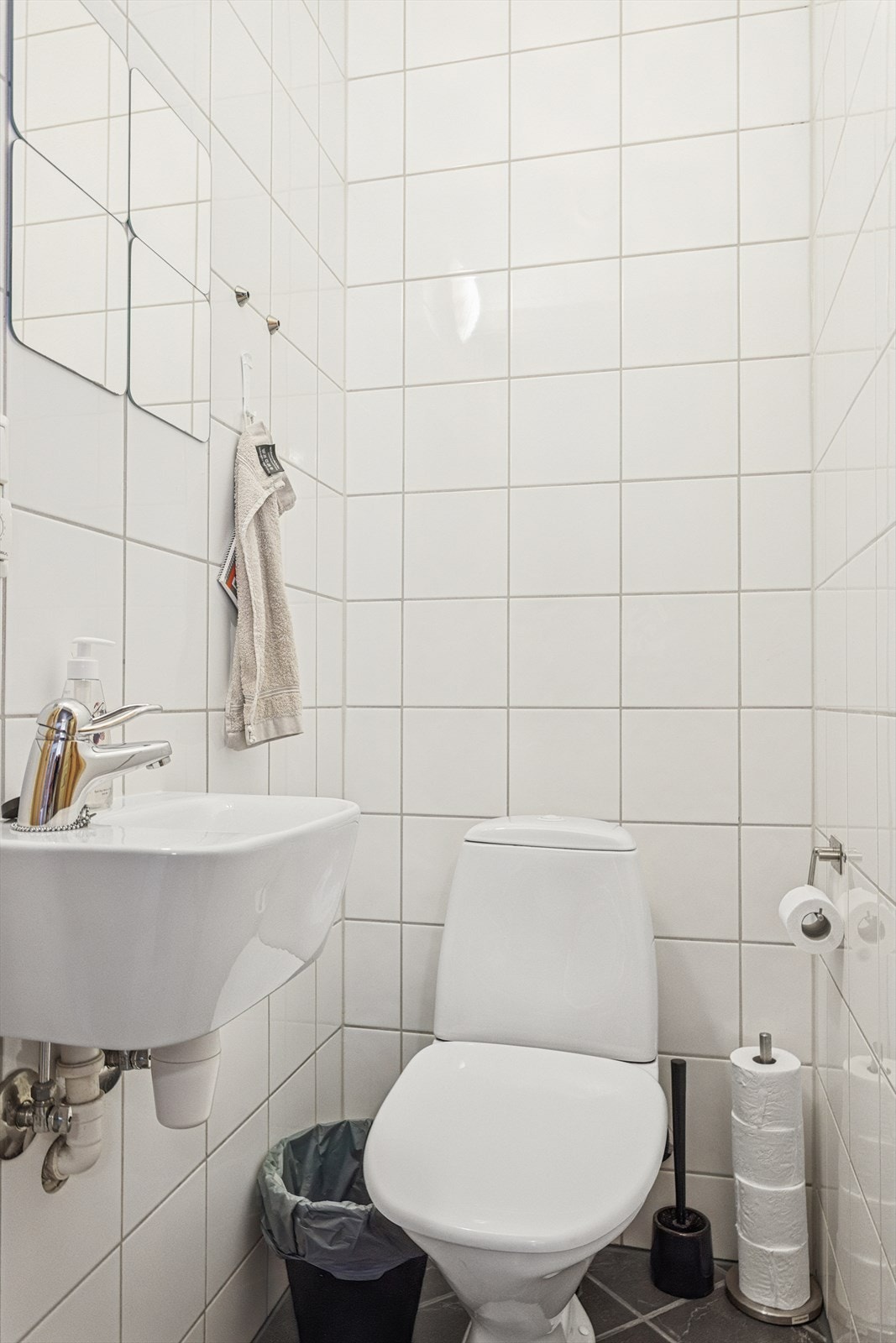 Flislagte vegger og gulv gir en praktisk og lettstelt overflate i toalettrommet. Galleribilde