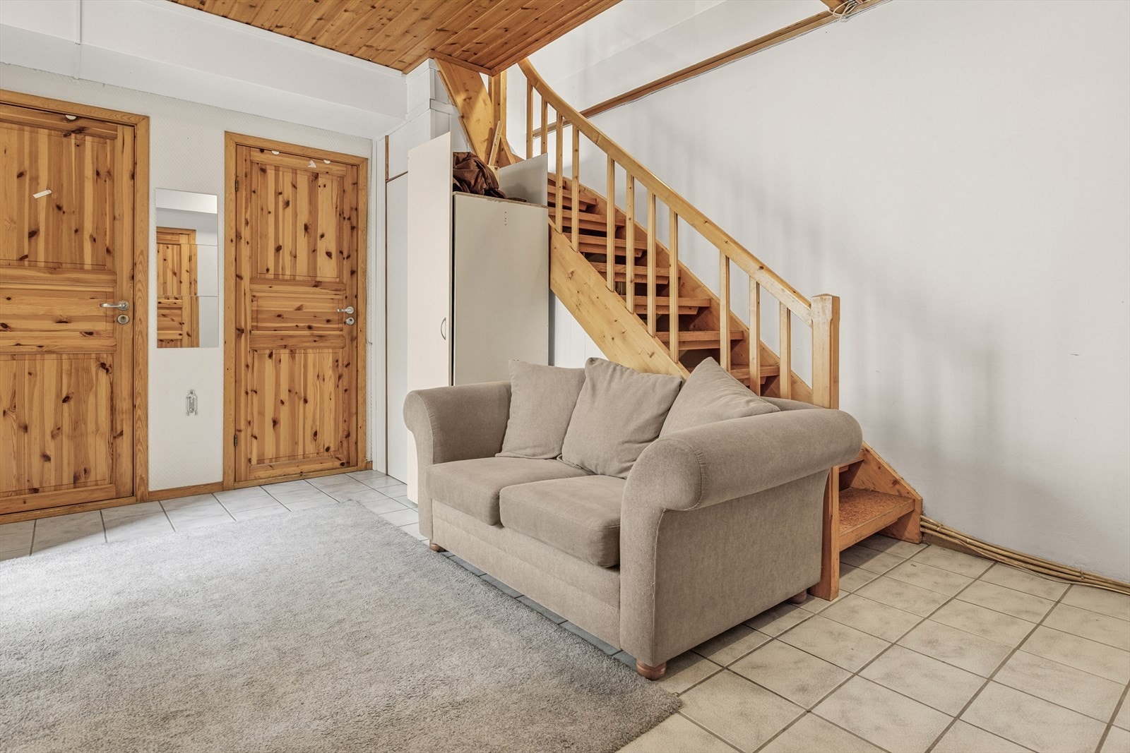 Flislagt gulv gir enkel rengjøring i entréområdet, mens trappen gir tilgang til andre etasje. Galleribilde