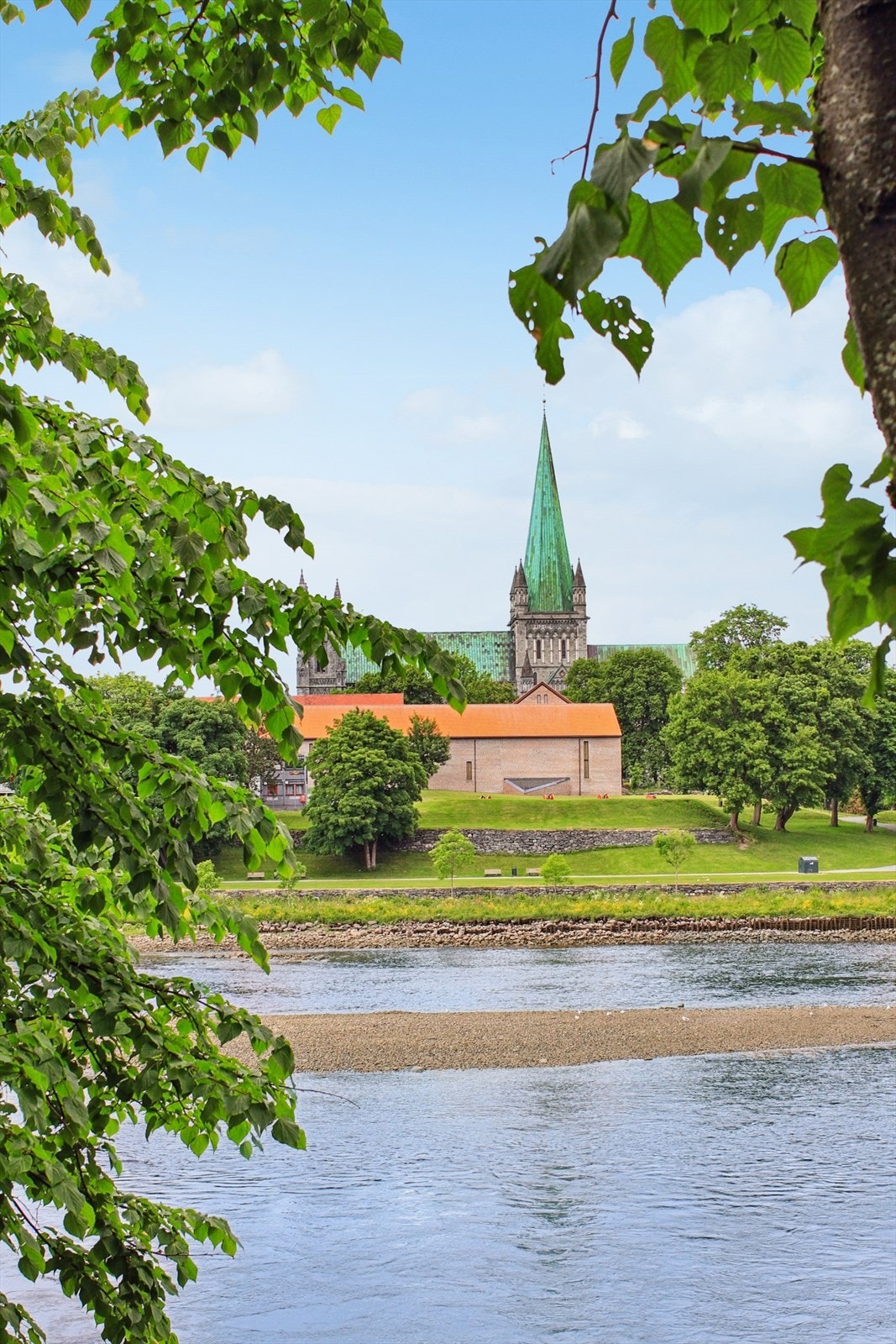 Det er gangavstand til Nidelvstien fra boligen. Galleribilde
