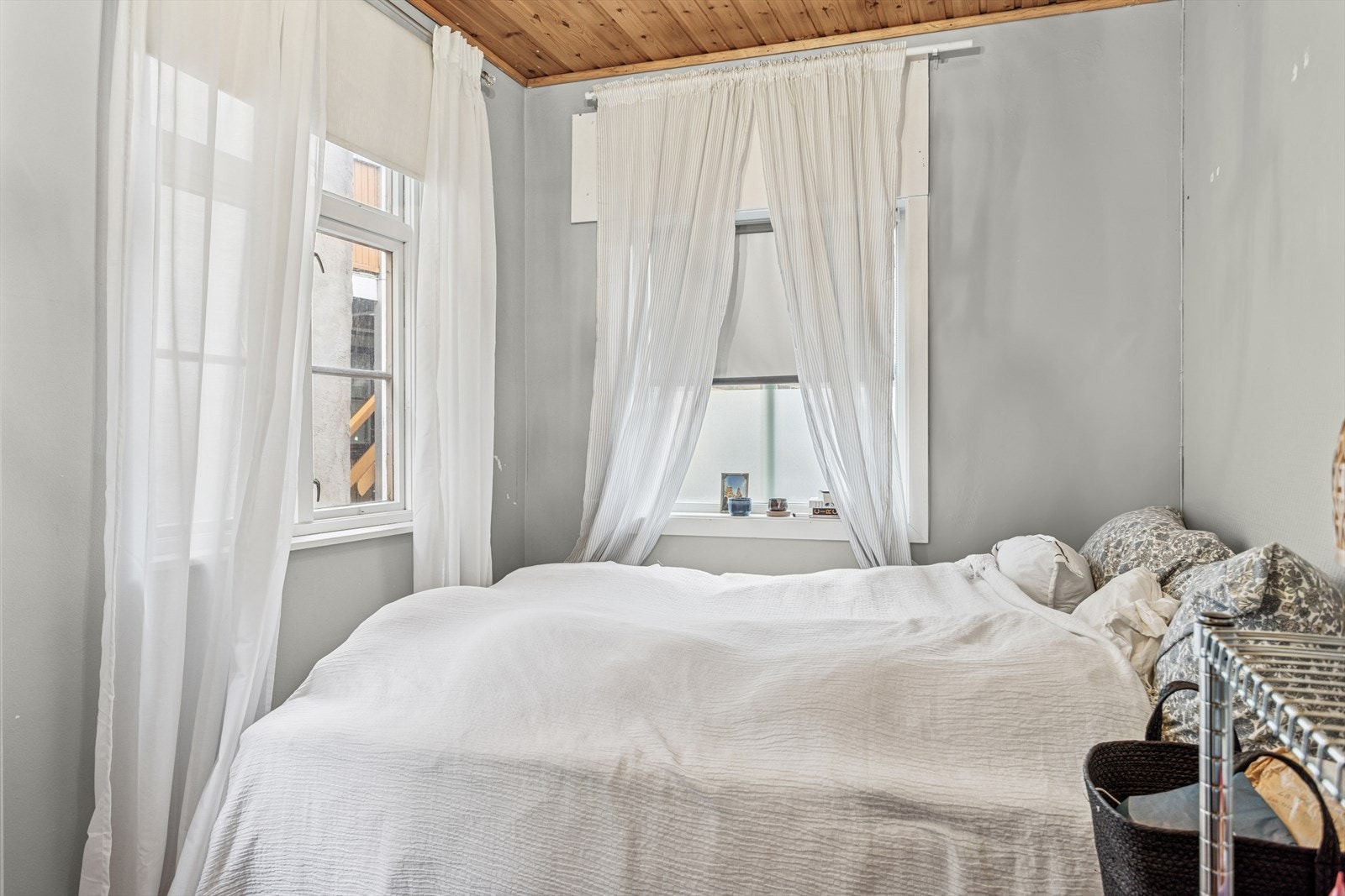 Trepanel i taket gir en varm følelse til rommet. Galleribilde