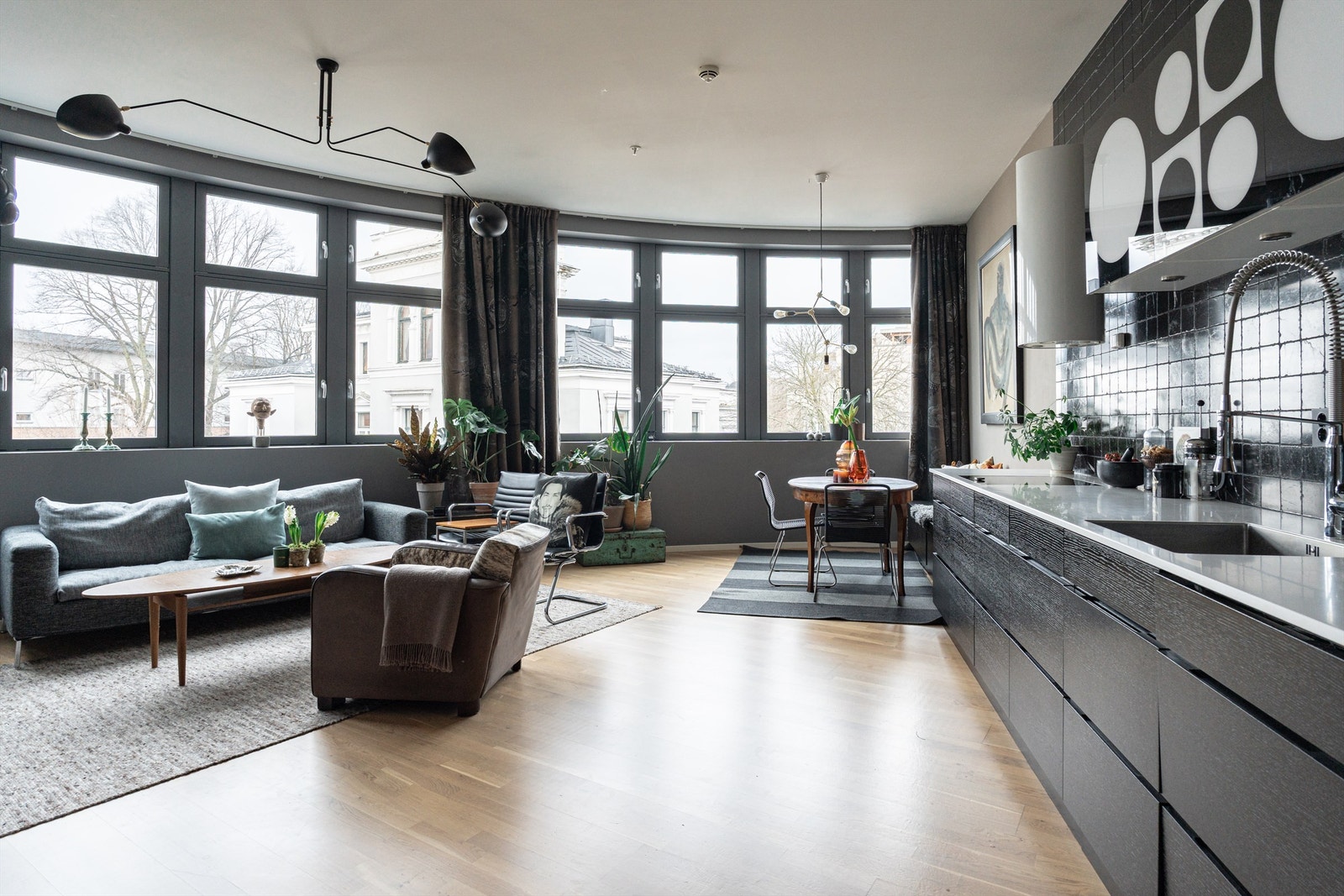 Bygget ble bygget om fra næringslokaler til leiligheter i 2013 og har store vindusflater som gir mye naturlig lys. Galleribilde