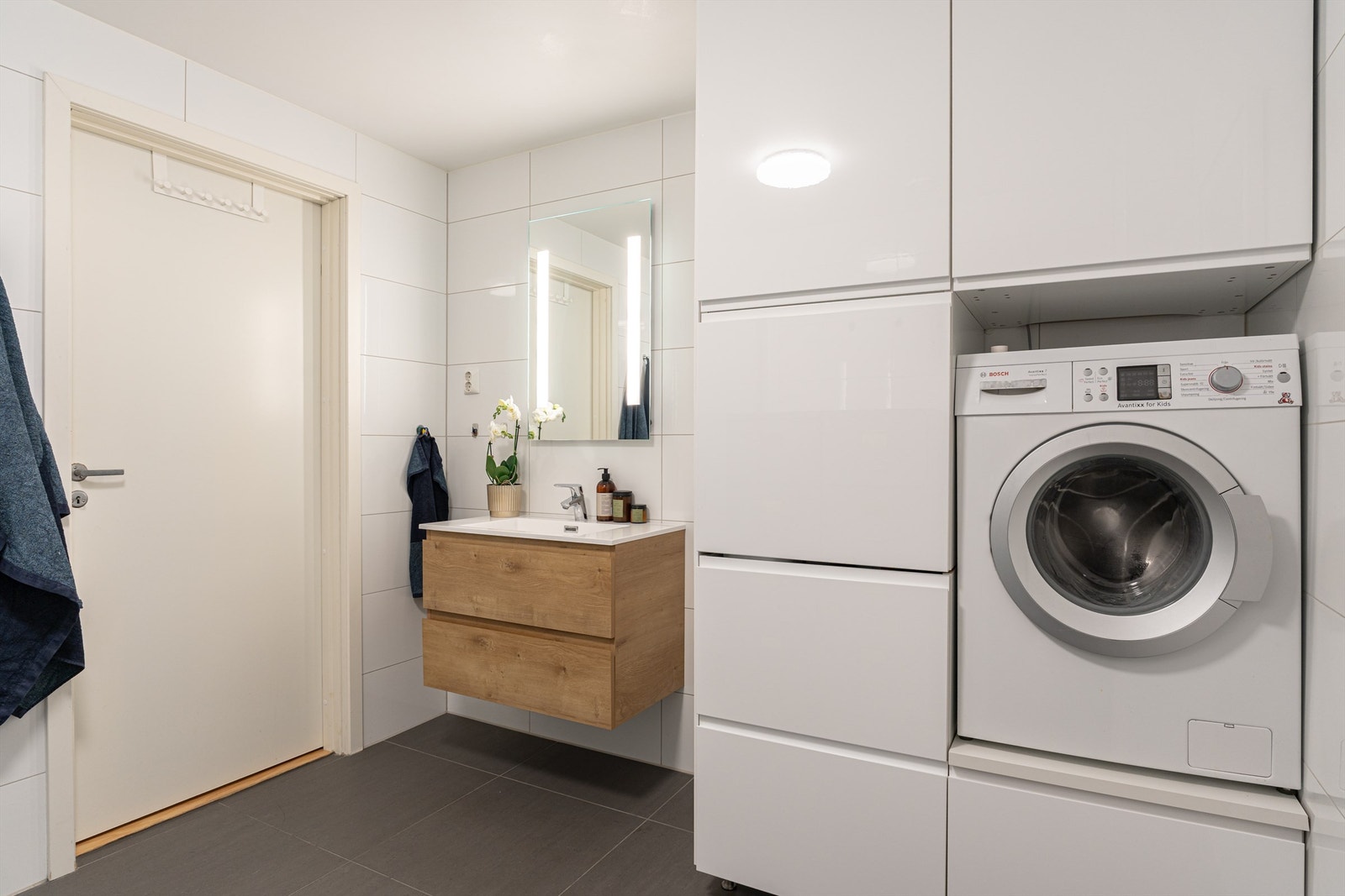 Videre er det opplegg for vaskemaskin og elektriske varmekabler i gulv. Galleribilde