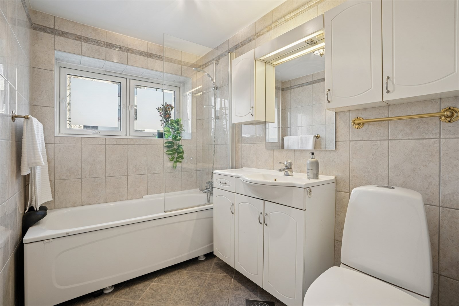 Badet har standard fra 2008, da det ble pusset opp i regi av borettslaget. Et sluk er montert under badekaret, slik at badekaret kan fjernes og forvandles til en dusj, om ønskelig. Galleribilde