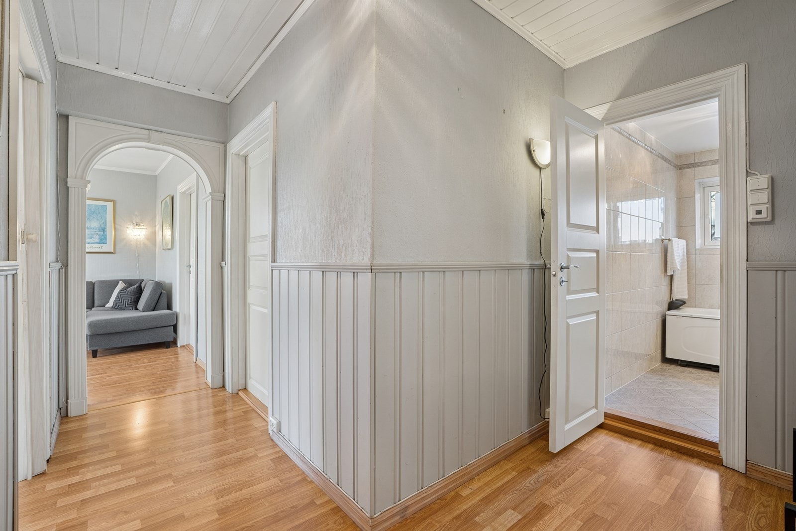 Velholdt gang med klassiske detaljer. Galleribilde