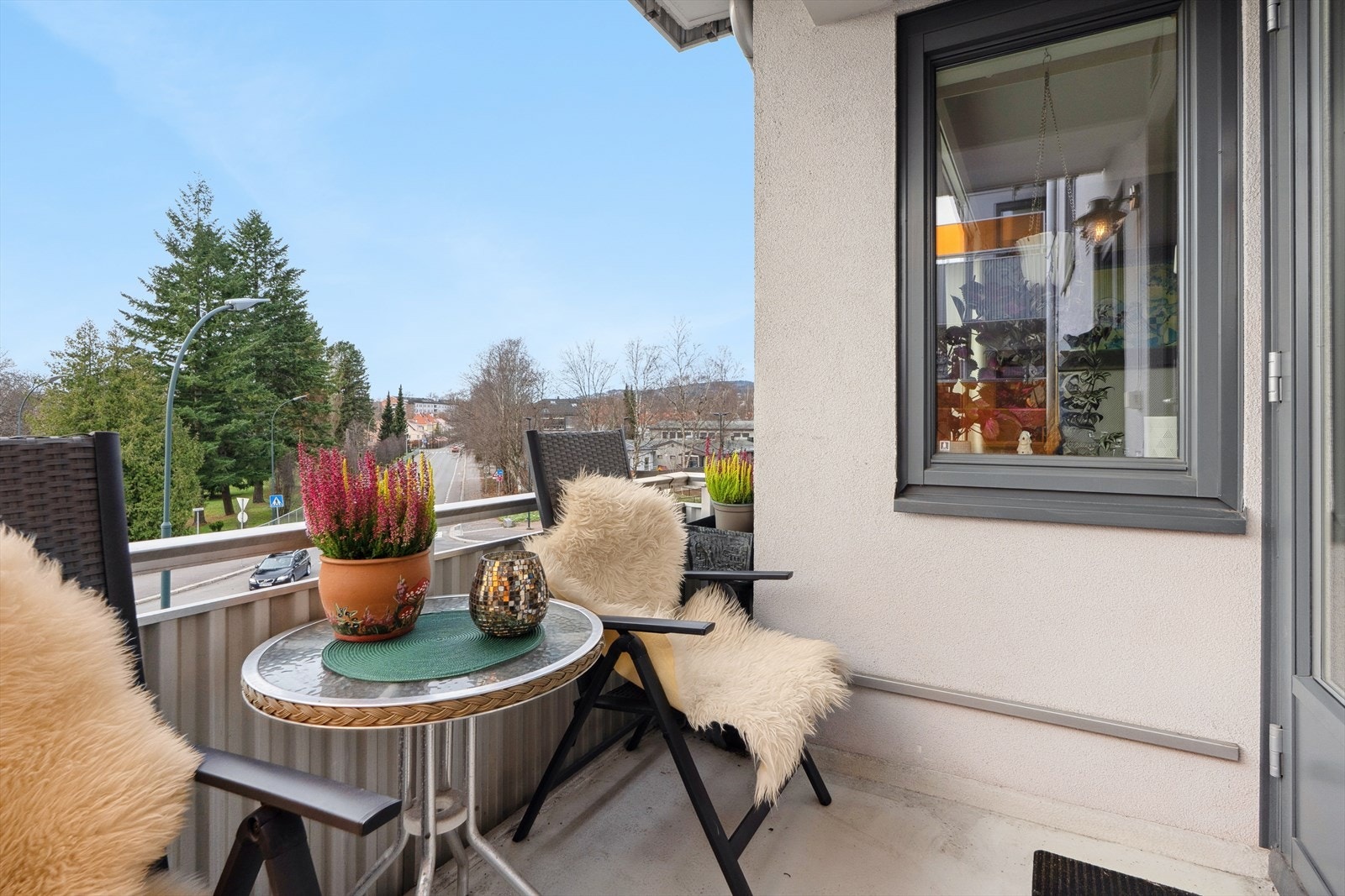 Fra stuen er det adkomst til en sydvestvendt balkong på ca. 4 m². Galleribilde