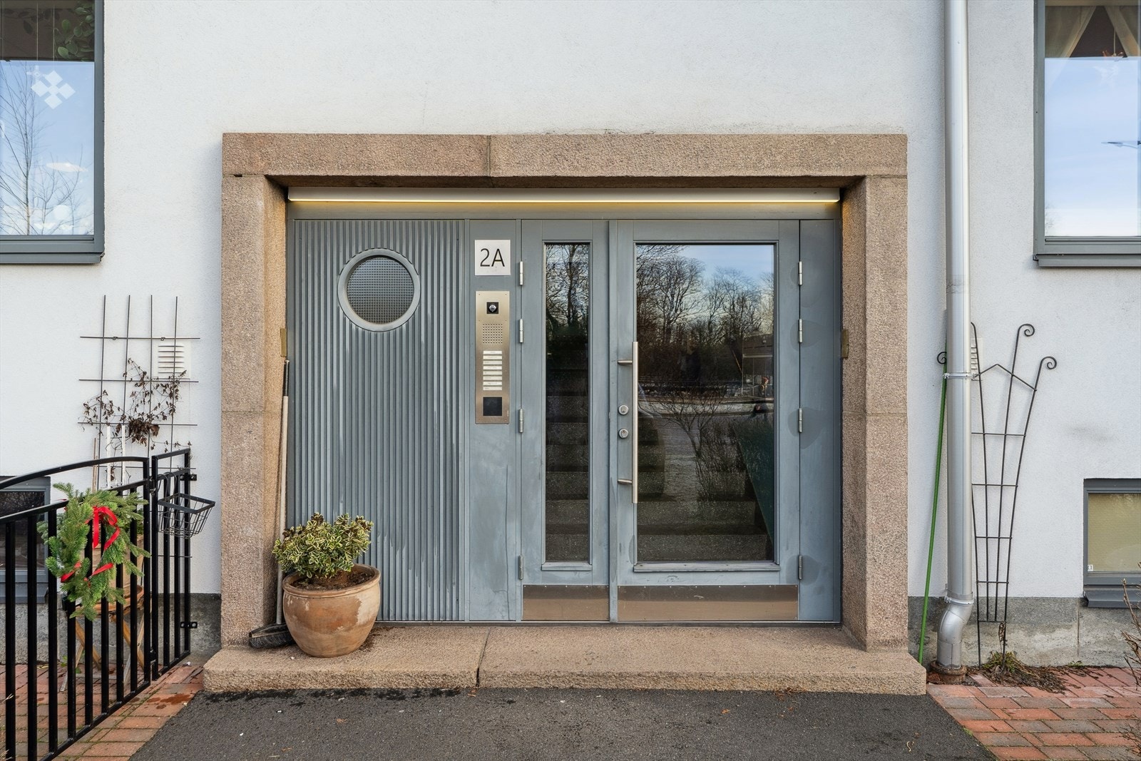 Hyggelig inngangsparti med dører og callingannlegg fra 2019. Galleribilde