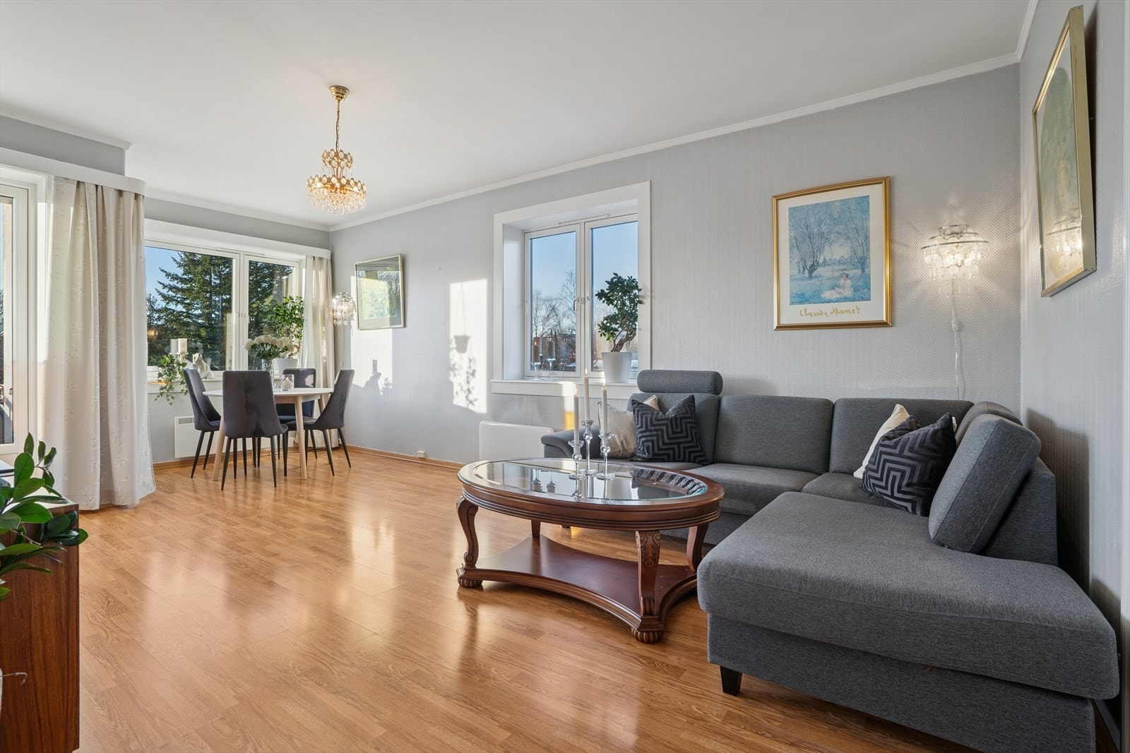 Leilighetens endebeliggenhet sørger for ekstra lysinnslipp. Galleribilde