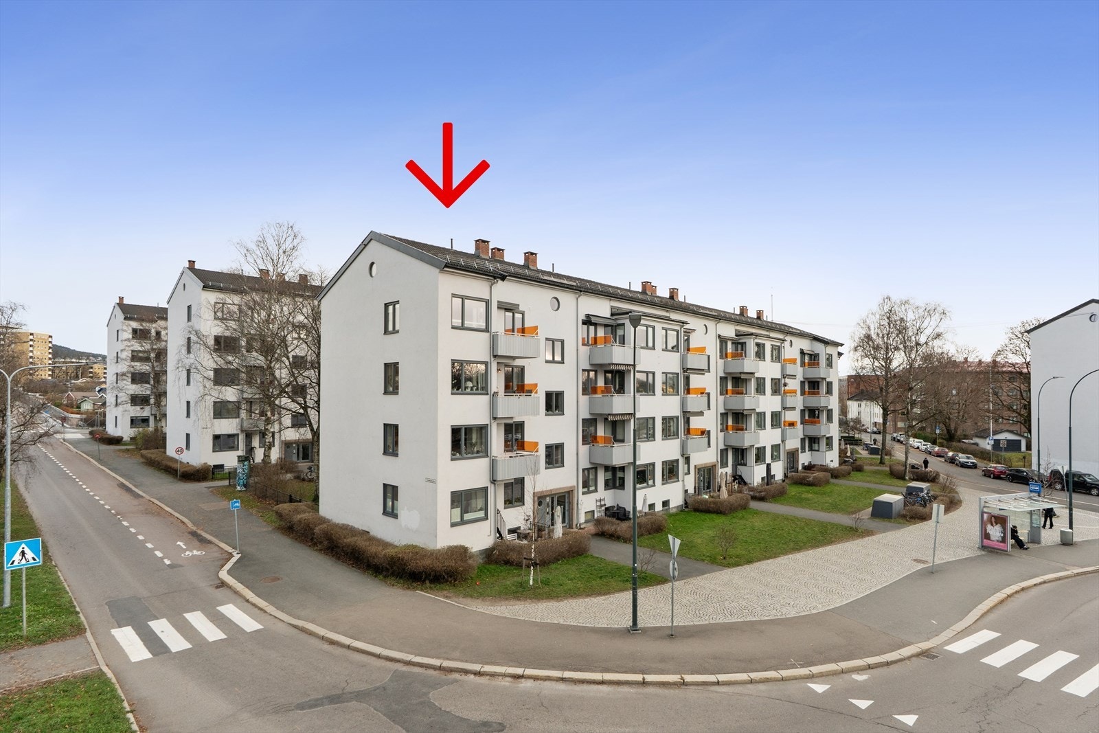 Attraktiv endebeliggenhet i 3. etasje - med gode lysforhold og utsikt. I 2018 vant Voldsløkka borettslag OBOS-prisen for sin vellykkede rehabilitering av fasadene. Galleribilde