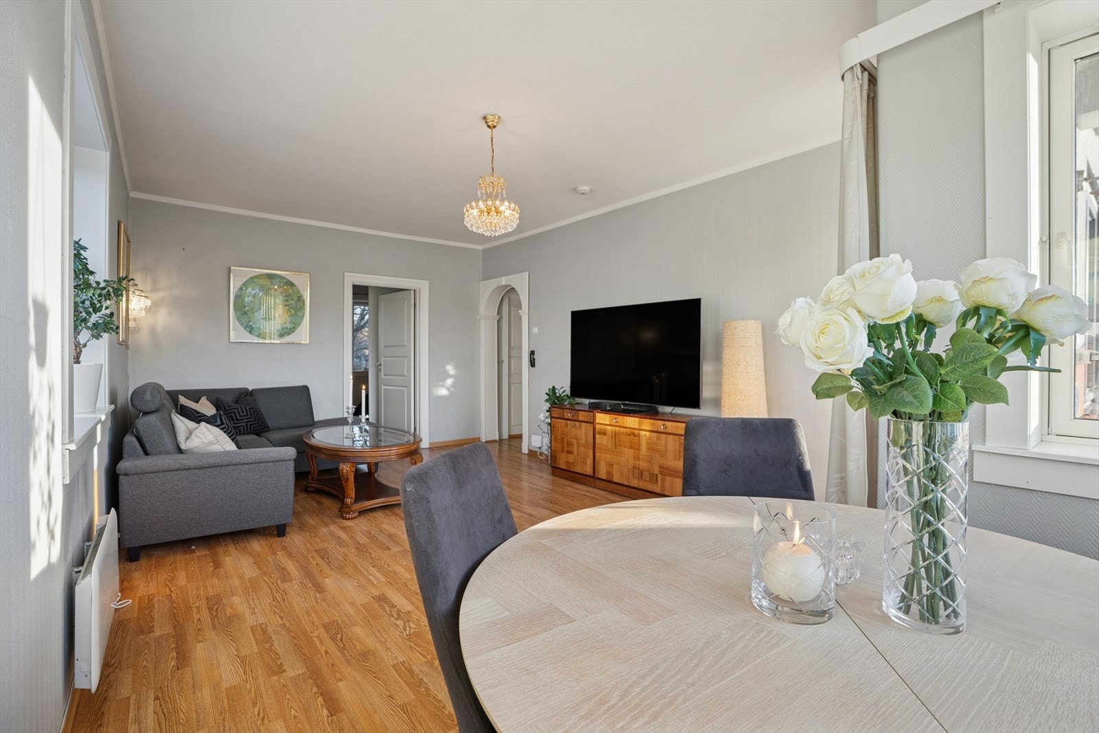 Planløsningen er romslig og fleksibel, med flere mulige møbleringsalternativer - ideelt for både hverdagsliv og selskap. Galleribilde