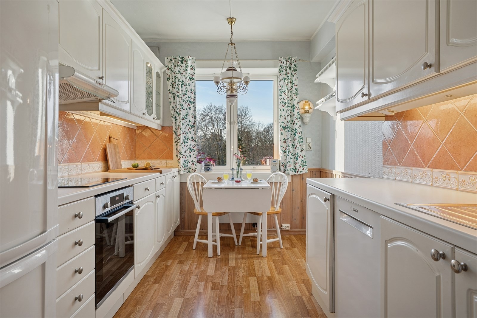 Flere av naboene har valgt å delvis åpne veggen mellom kjøkken og stue, for en mer åpen løsning. Galleribilde