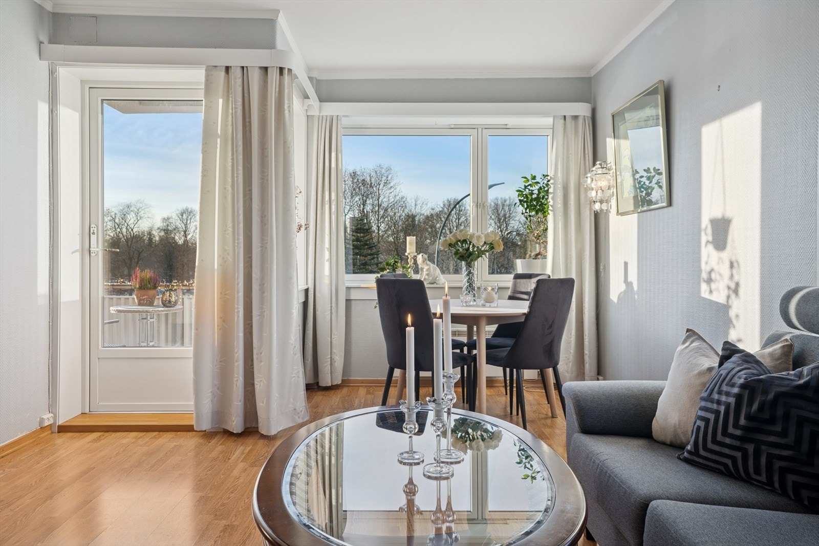 Dette er en stor, lys 3-roms endeleilighet i 3. etasje. Galleribilde