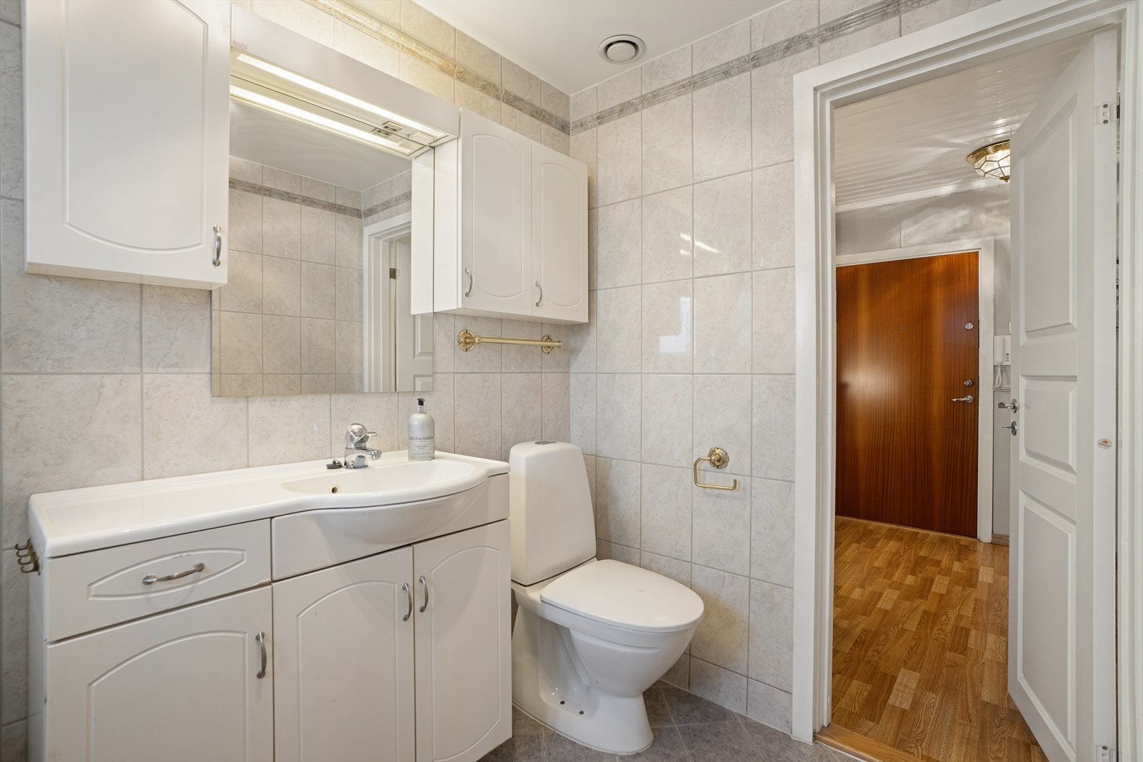 Rommet er i dag innredet med badekar, WC og servant med ettgreps blandebatteri i innredningen. Galleribilde