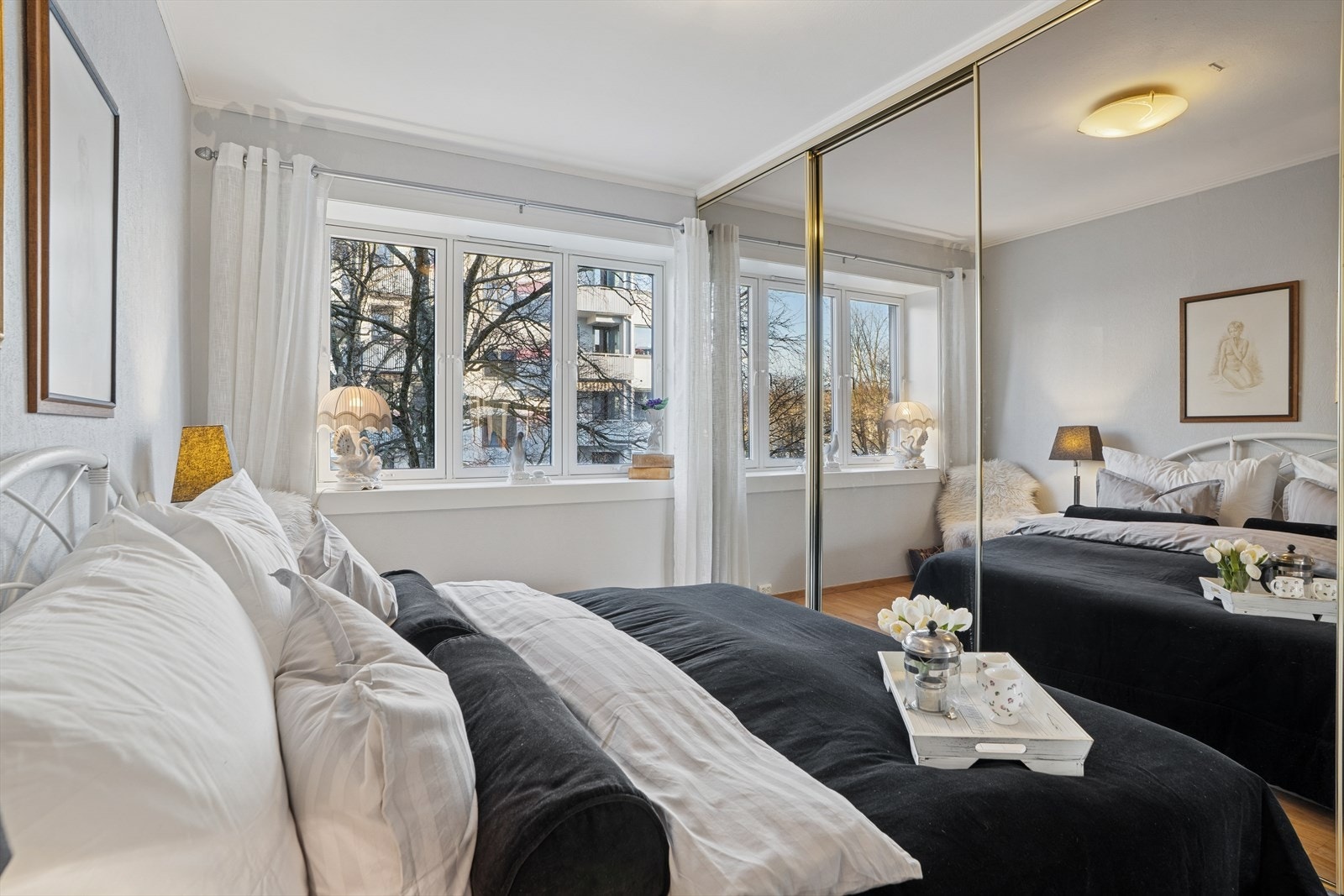 Her er det rikelig med skapplass i stort garderobeskap med skyvedører. Galleribilde