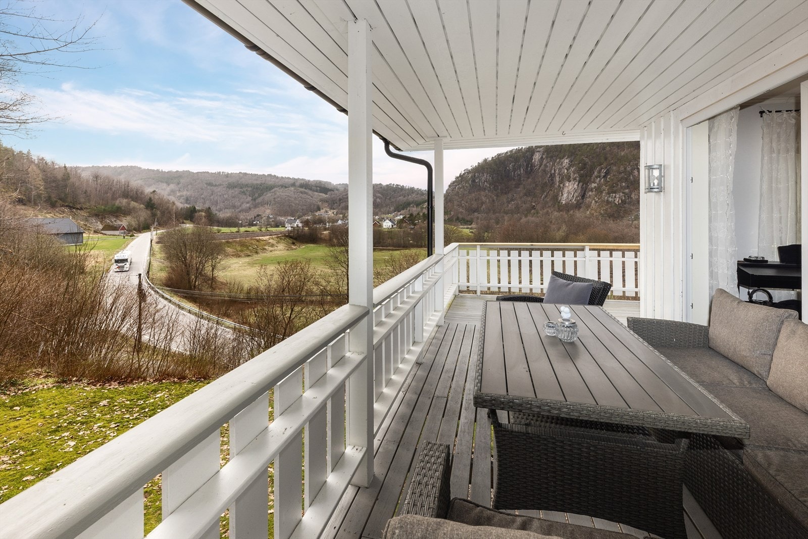 Overbygd terrasse med skyvedør ut fra stuen. Galleribilde