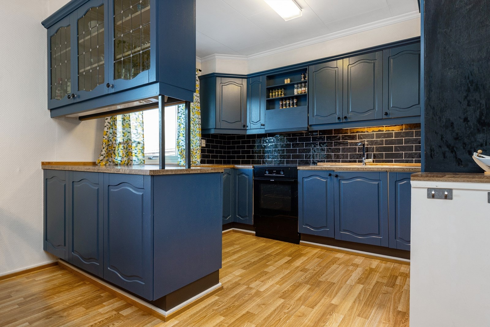 Kjøkkenet er innredet med profilerte fronter, benkeplate i laminat og har godt med skap- og benkeplass. Galleribilde