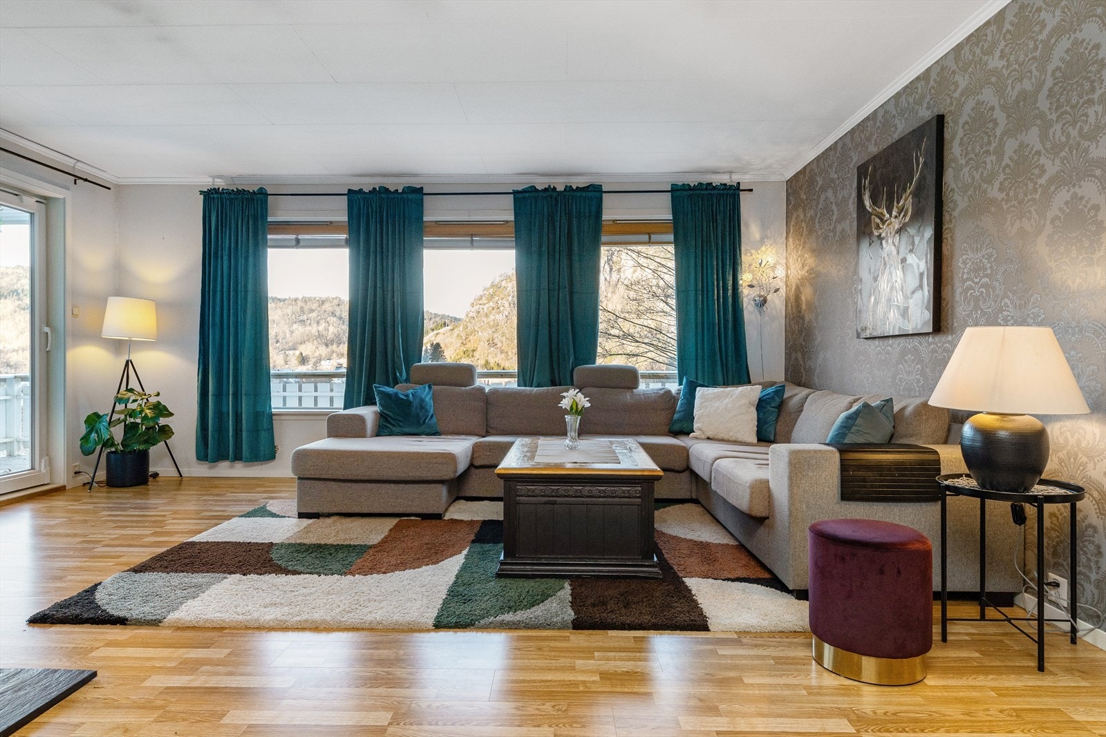 Store vindusflater som gir rikelig med dagslys. Galleribilde