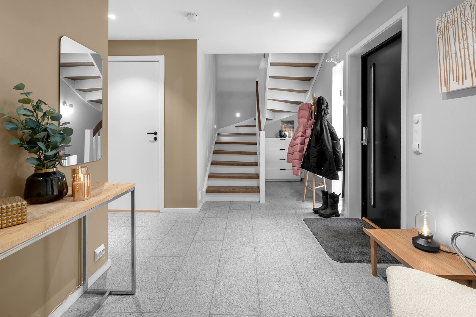 Velkommen inn! Gang med god plass til å ta av seg yttertøyet. Galleribilde