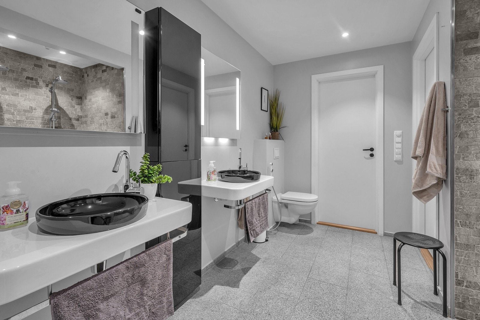 Flott bad med fliselagt gulv, dobbeldusj og 2 servanter. Galleribilde