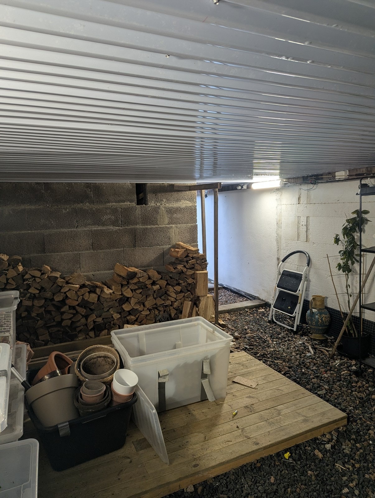 Lagringsplass under veranda med god plass til oppbevaring av ved, hagemøbler m.m. Galleribilde