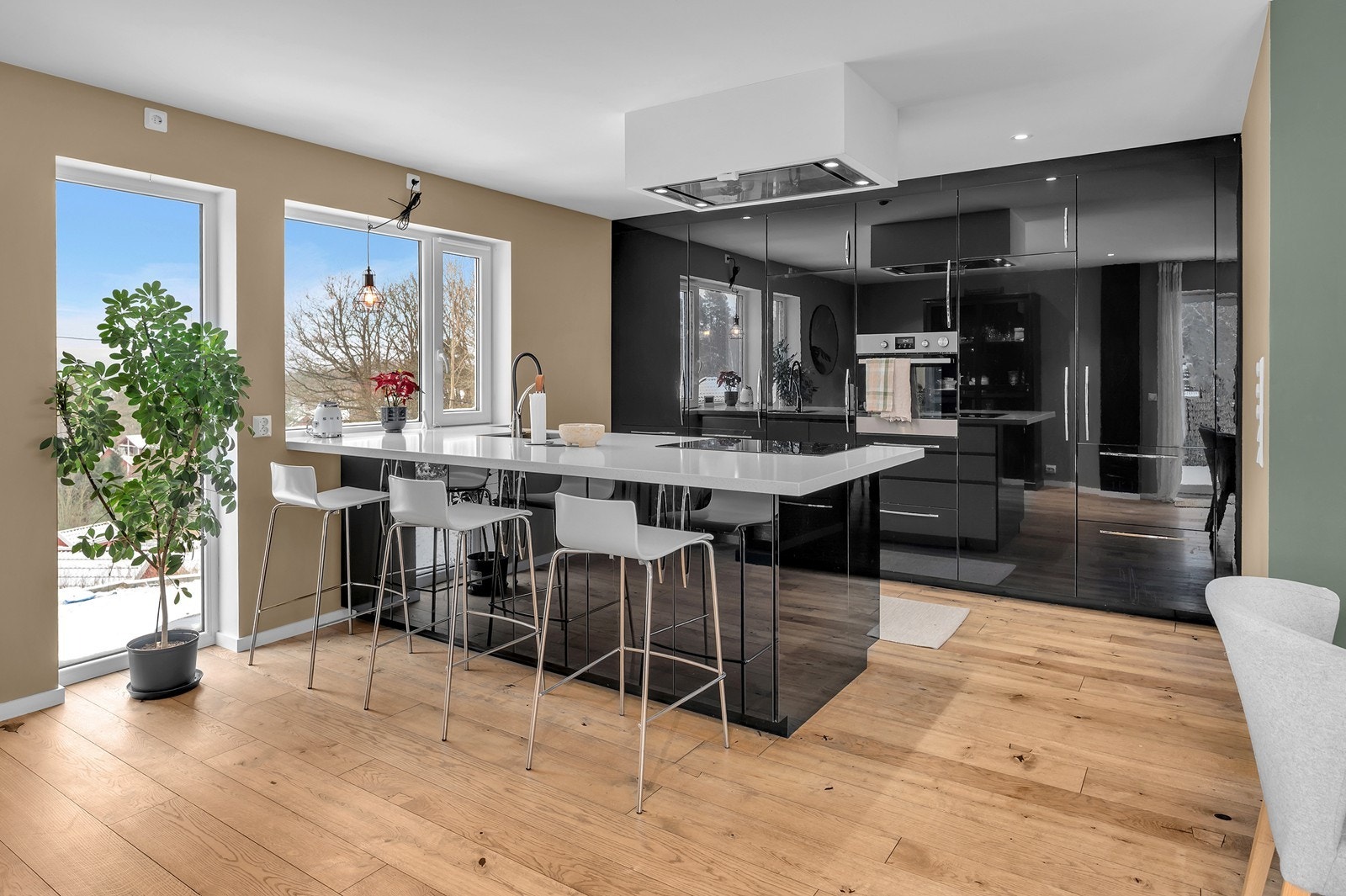 Flott kjøkken- og kjøkkenøy. God skap- og benkeplass. Store vindusflater med fint utsyn. Galleribilde