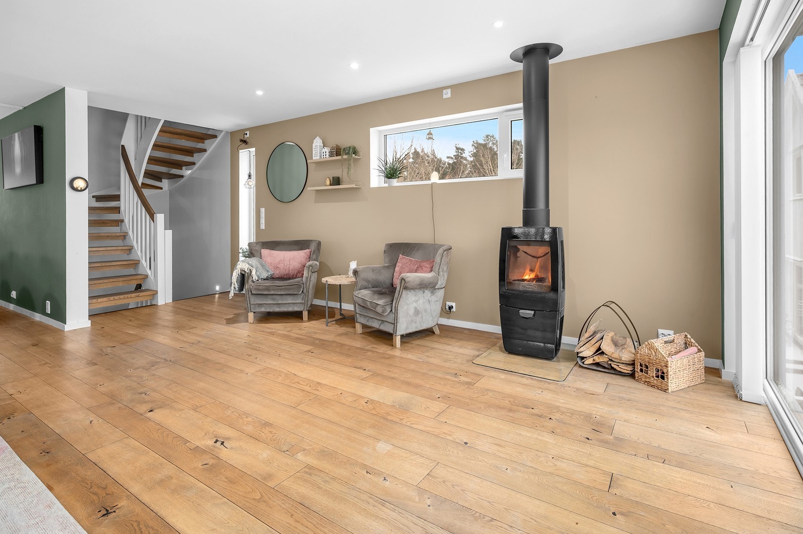 Vedfyrt ovn som varmer godt om det fyres. Galleribilde