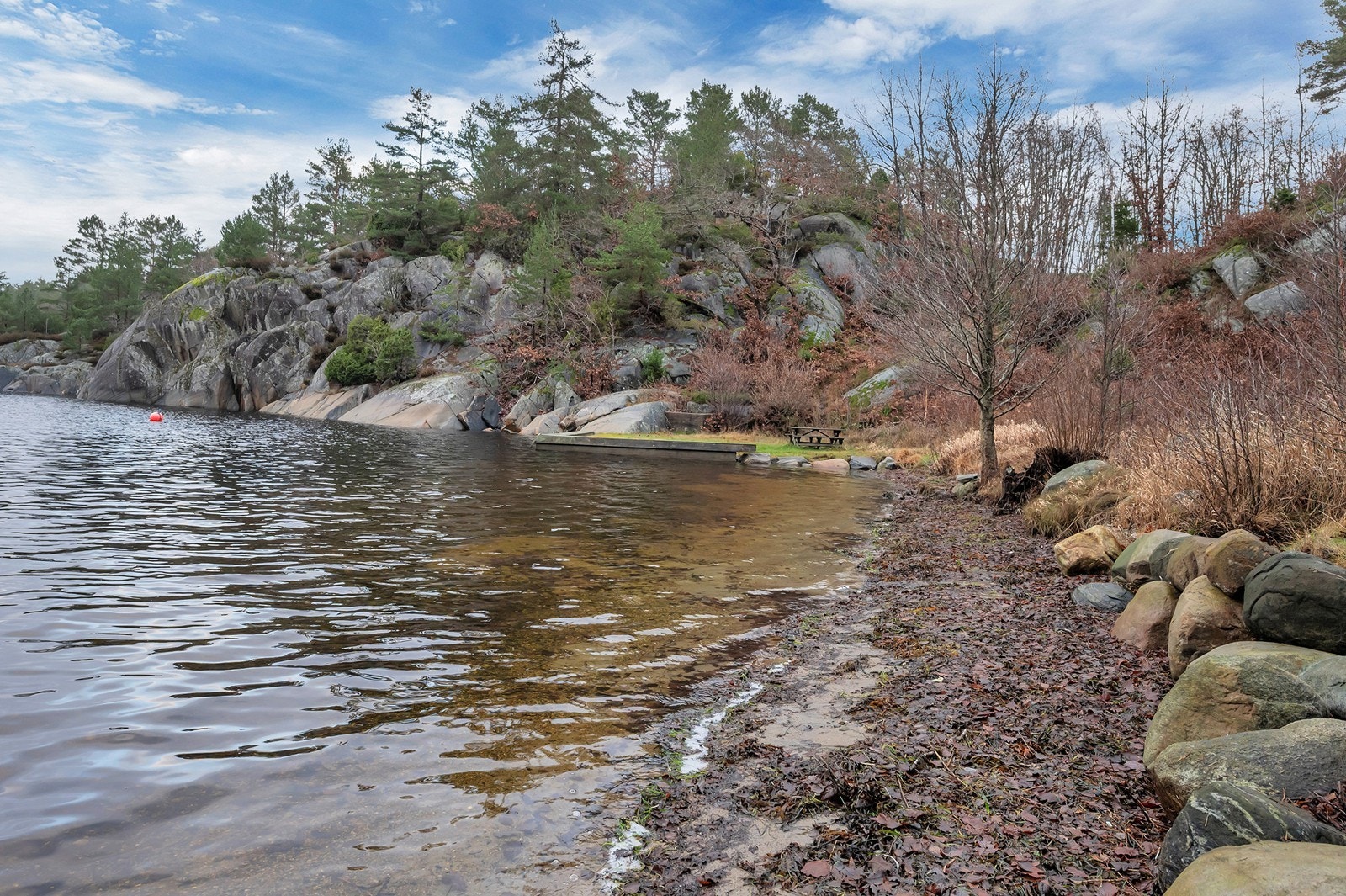 Friområdet dekker ca. halve stranden (ikke siden med brygga). Galleribilde