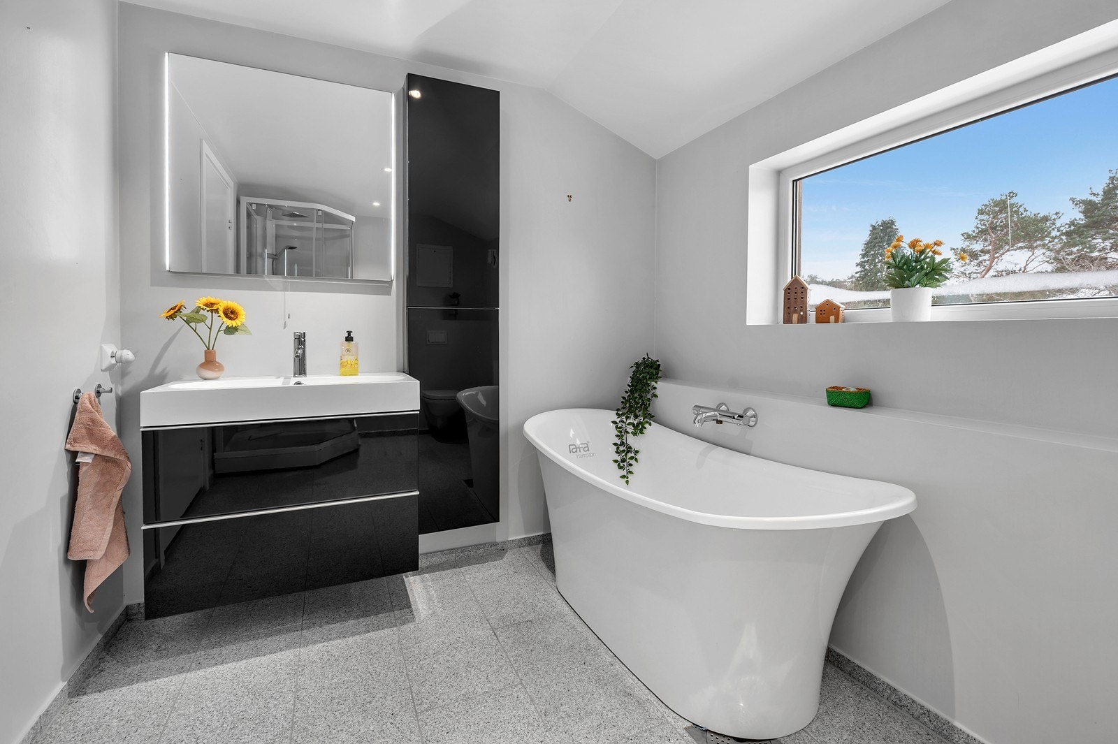 Stort bad med fliselagt gulv. Badekar og dusjkabinett. Galleribilde