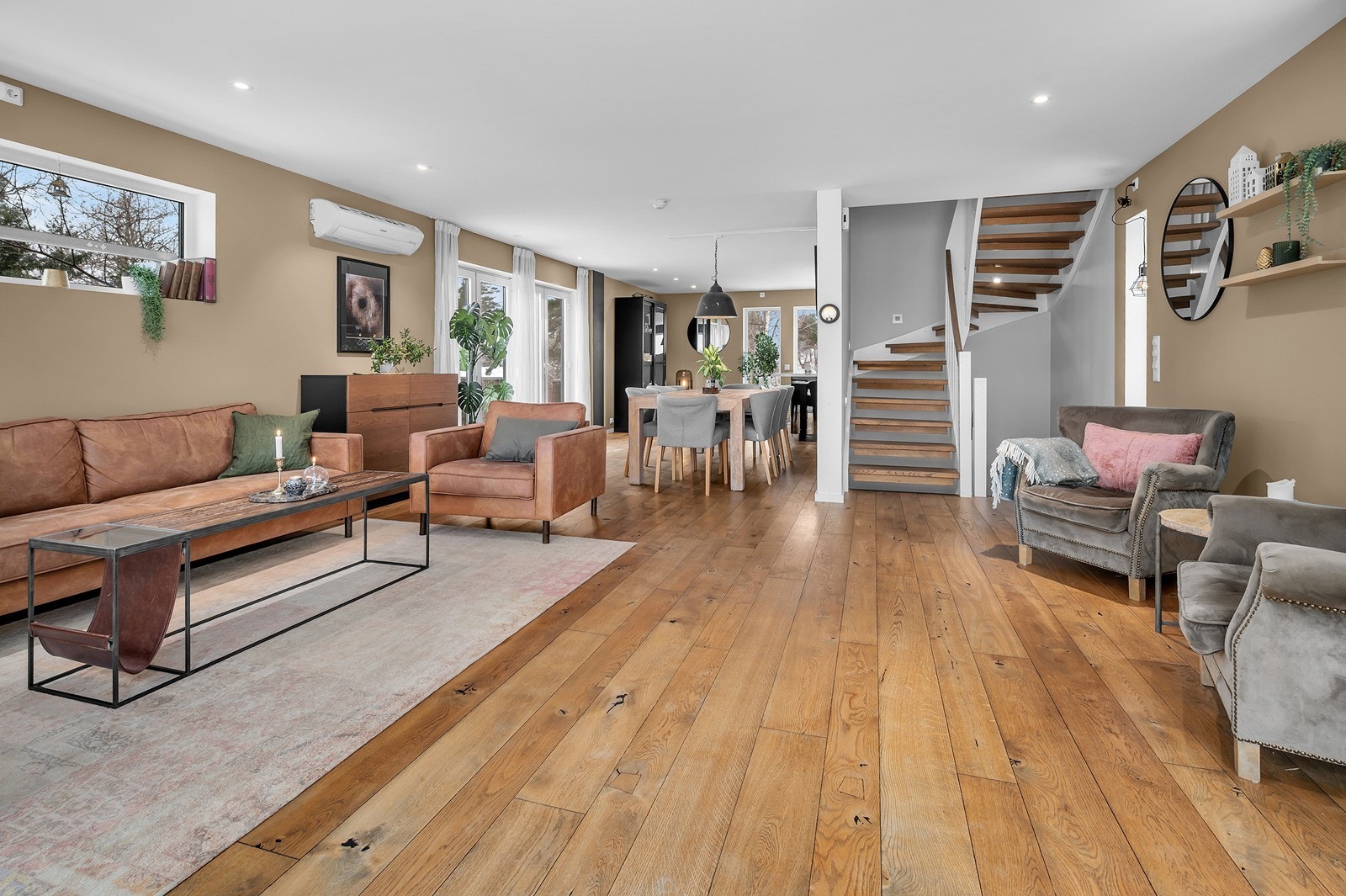 Boligen har sjøutsikt/gløtt på begge sider av boligen. Romslig stue med store vindusflater som gir rikelig med lysinnslipp. Galleribilde