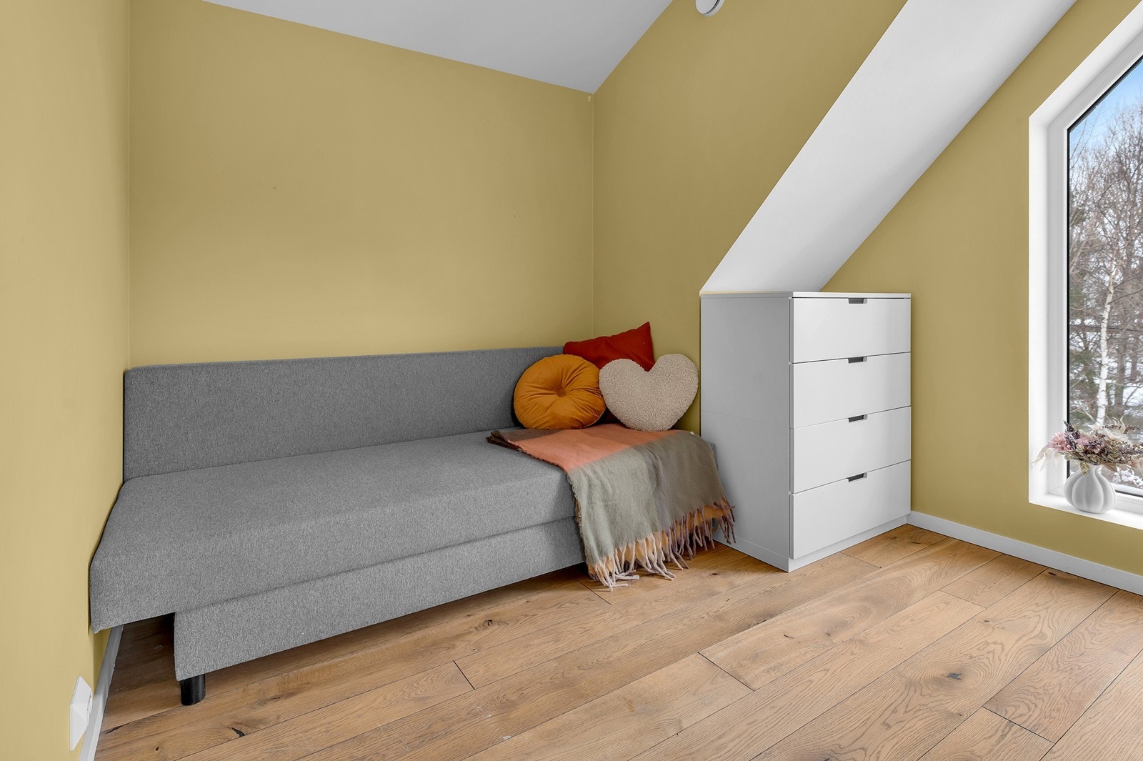 Bod med vindu i direkte tilknytning til soverommet. Kan benyttes som sovealkove, walk-in closet eller lignende. Galleribilde