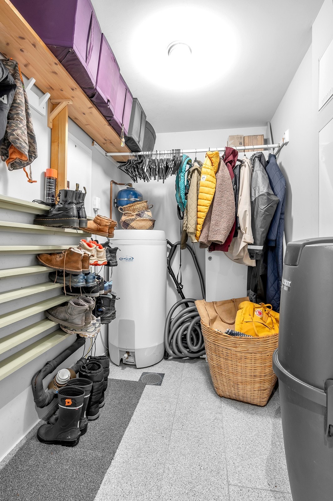 Teknisk rom med oppbevaring av sko, jakker m.m. Galleribilde