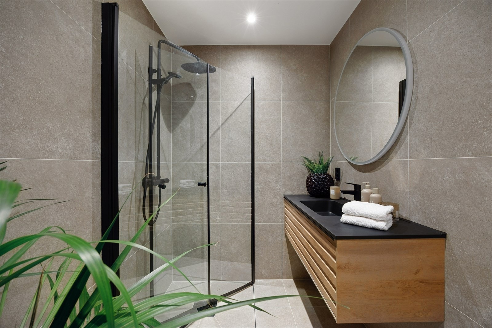 Flislagt bad med elektriske varmekabler og downlights i himling. Galleribilde