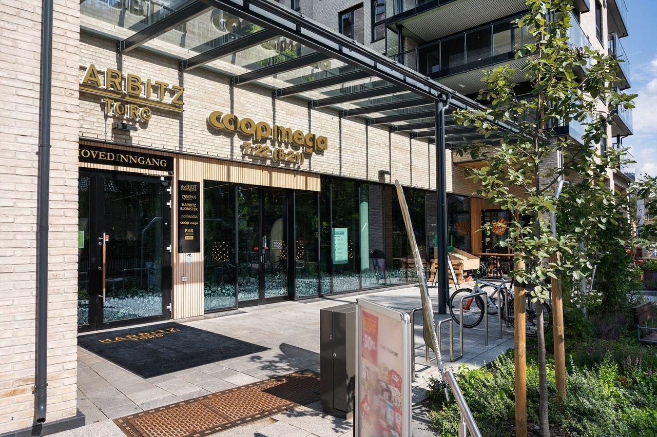 Her finner du bl.a. Coop Mega, apotek, svømmebasseng og treningssenter. Galleribilde