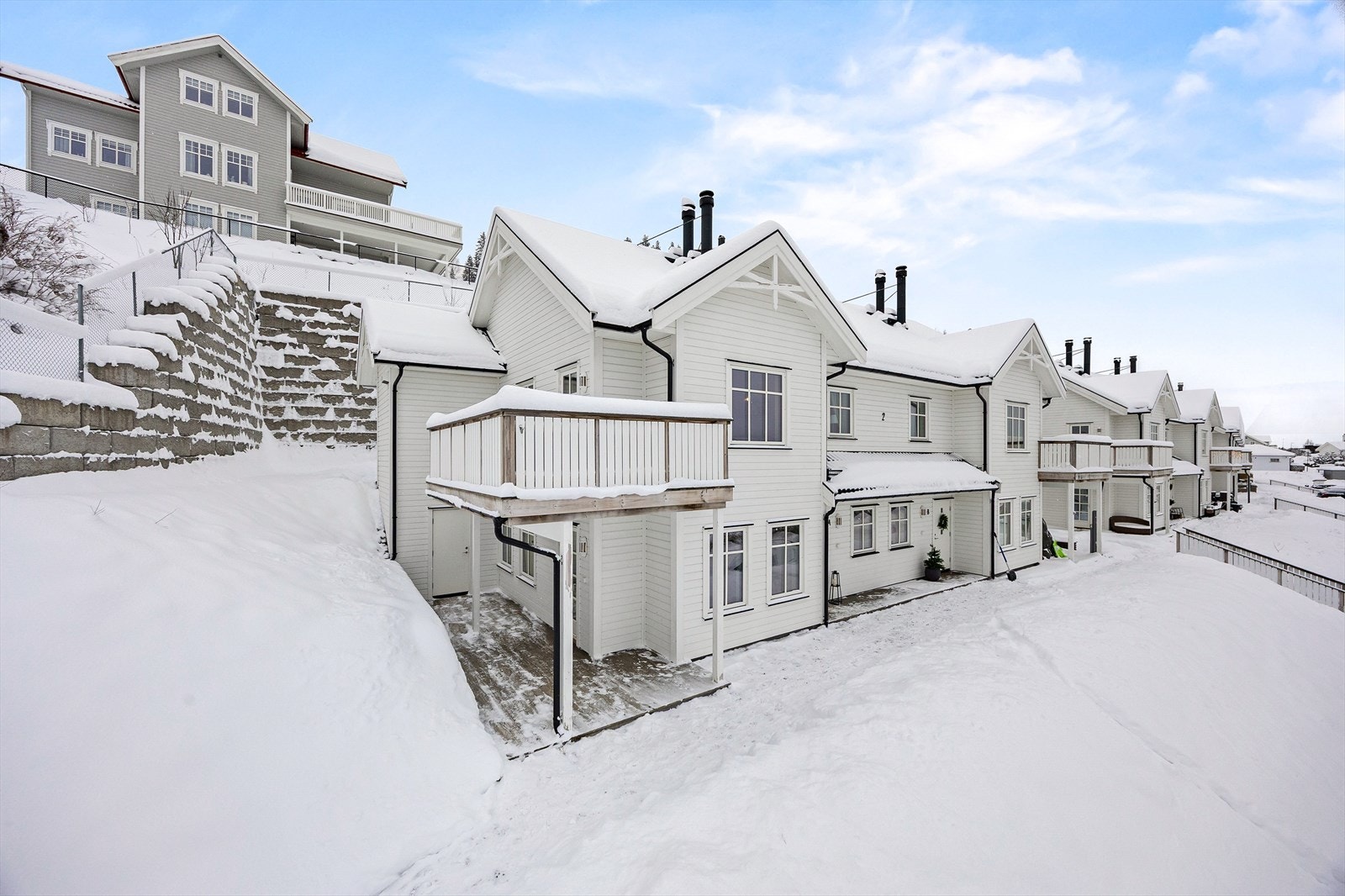 En velholdt og pen 3-roms med barnevennlig og naturnær beliggenhet, samt kort vei til busstopp, skoler, barnehager og butikker. Galleribilde