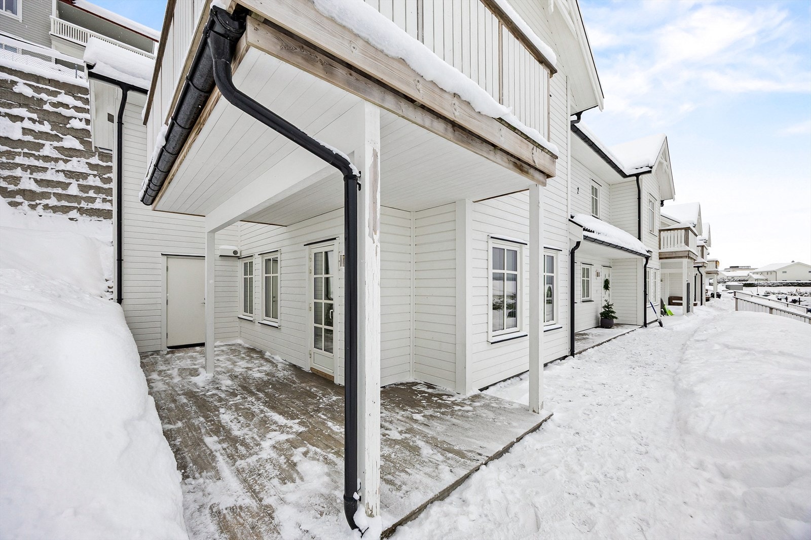 I bakkant av terrassen er det praktisk adkomst til en tilliggende bod. Galleribilde