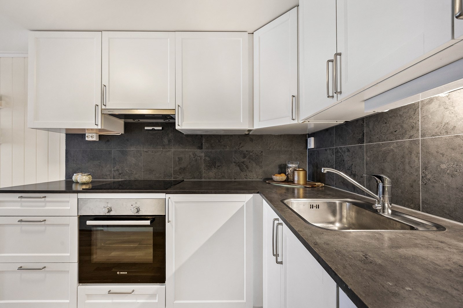 Kjøkkenet er utstyrt med integrerte hvitevarer som stekeovn, koketopp og oppvaskmaskin. Galleribilde