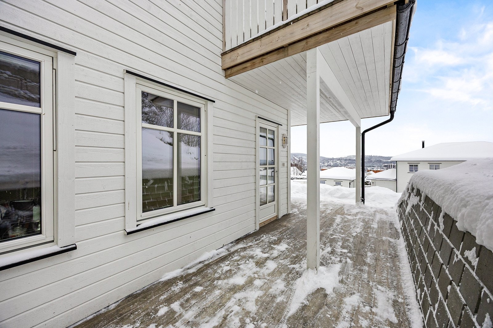 Det er god plass til flere utegrupper og grill på terrassen. Galleribilde