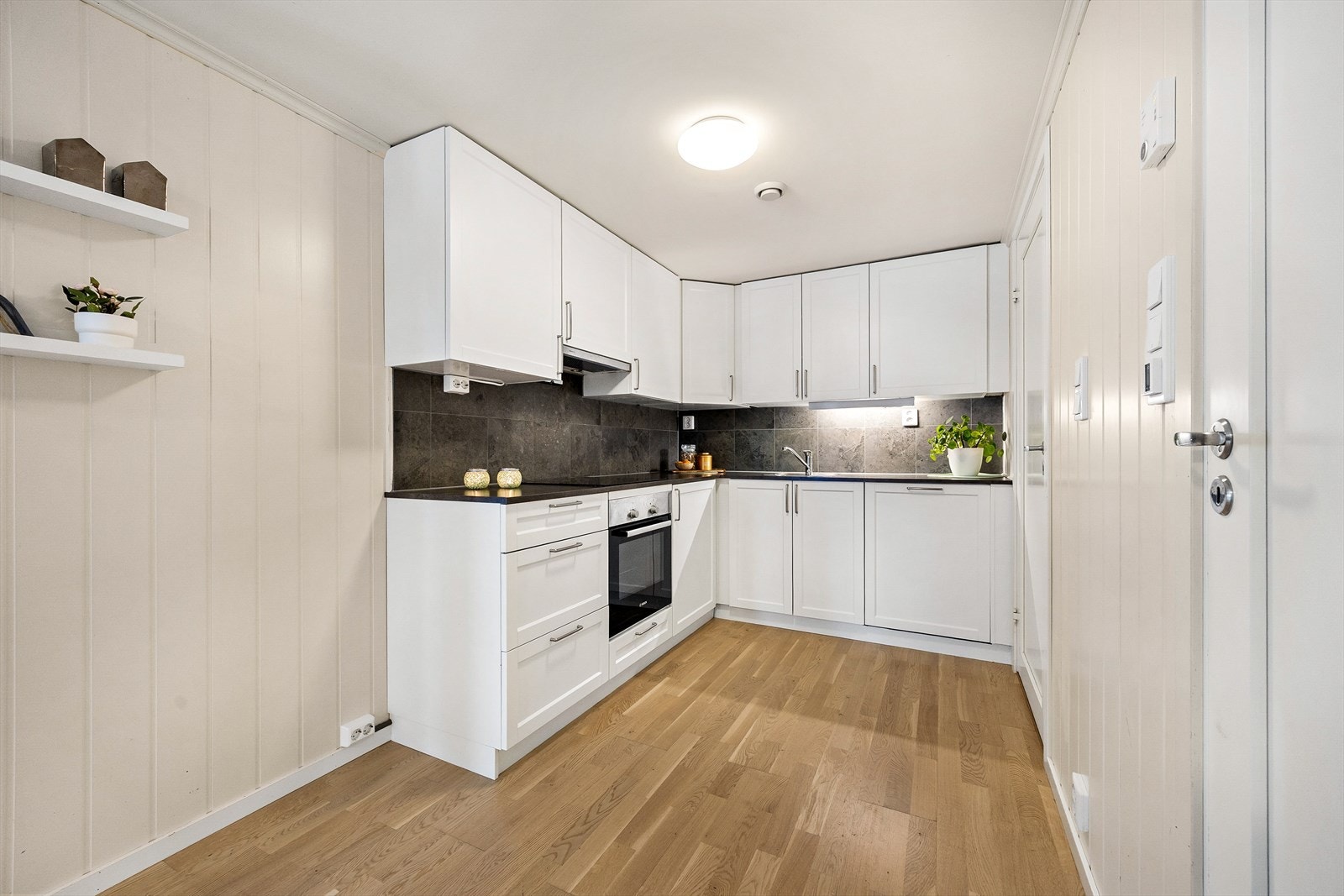 Ved siden av innredningen er det naturlig plass til kjøl/frys. Galleribilde