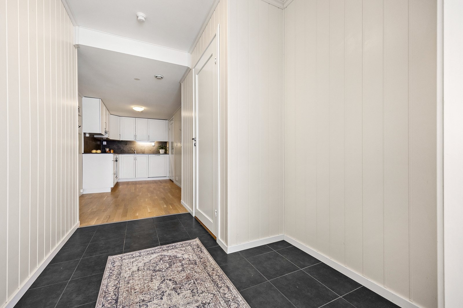 Det er god plass til garderobeløsning i entréen. Galleribilde