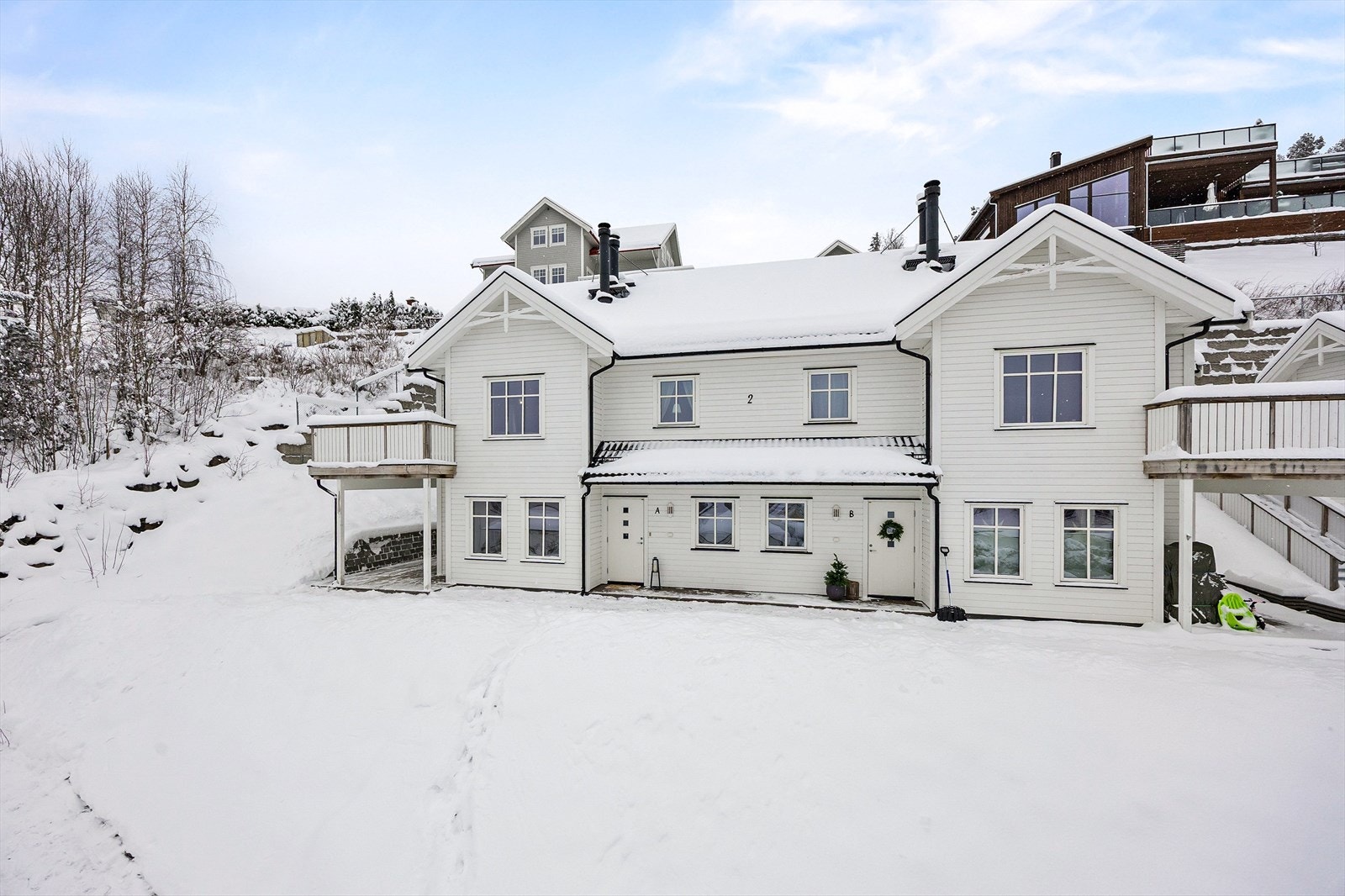 Eiendommen ligger i et populært og nyere etablert boligområde i Festningsåsen på Bjørkelangen. Galleribilde