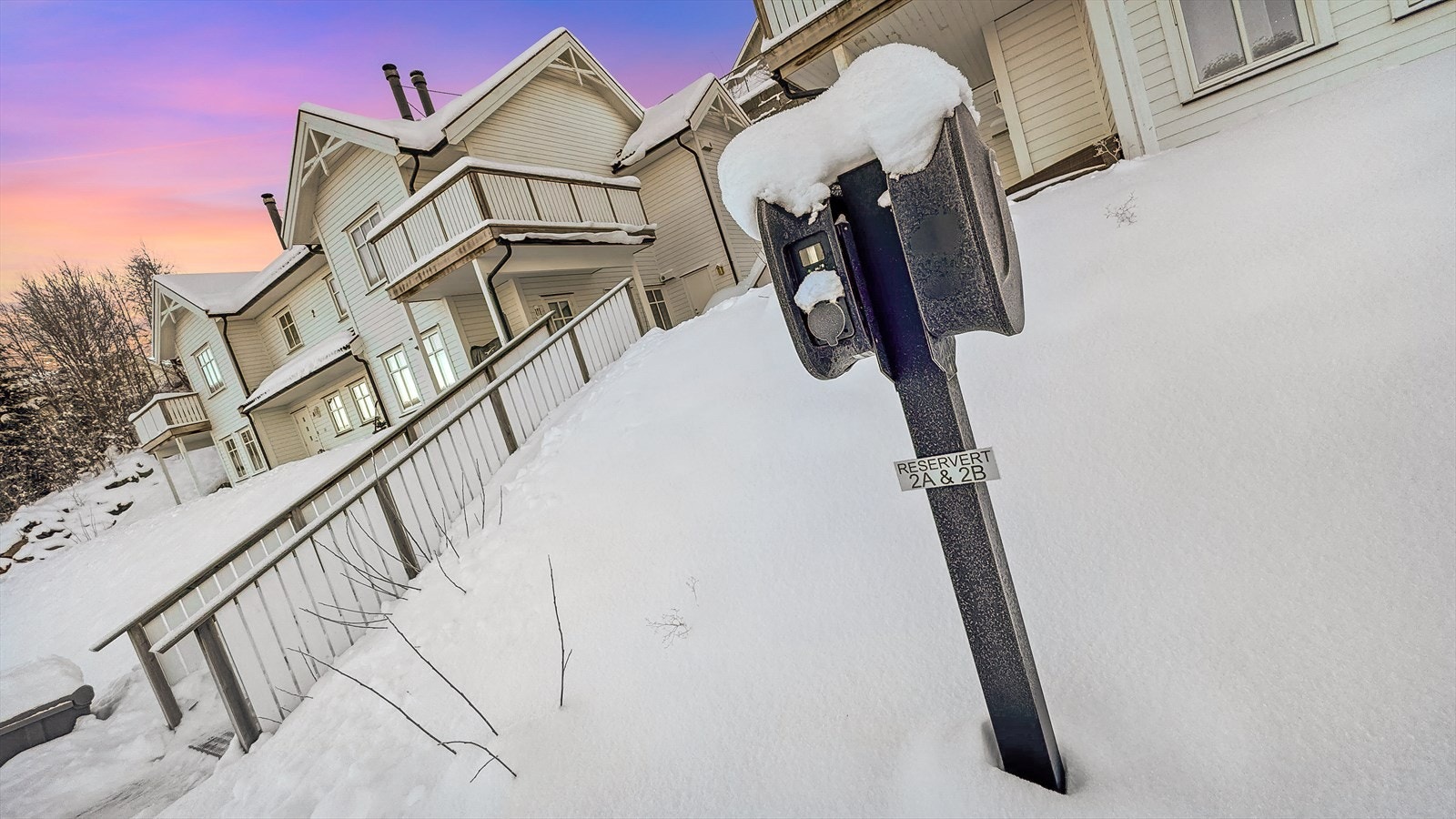 Til leiligheten medfølger en biloppstillingsplass med elbil-lader. Galleribilde