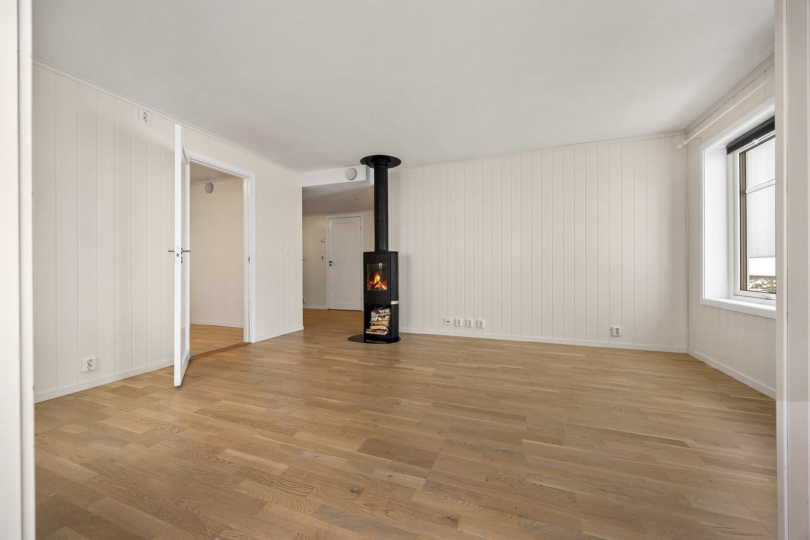 En moderne og rentbrennende peisovn bidrar til ekstra hygge og varme. Galleribilde